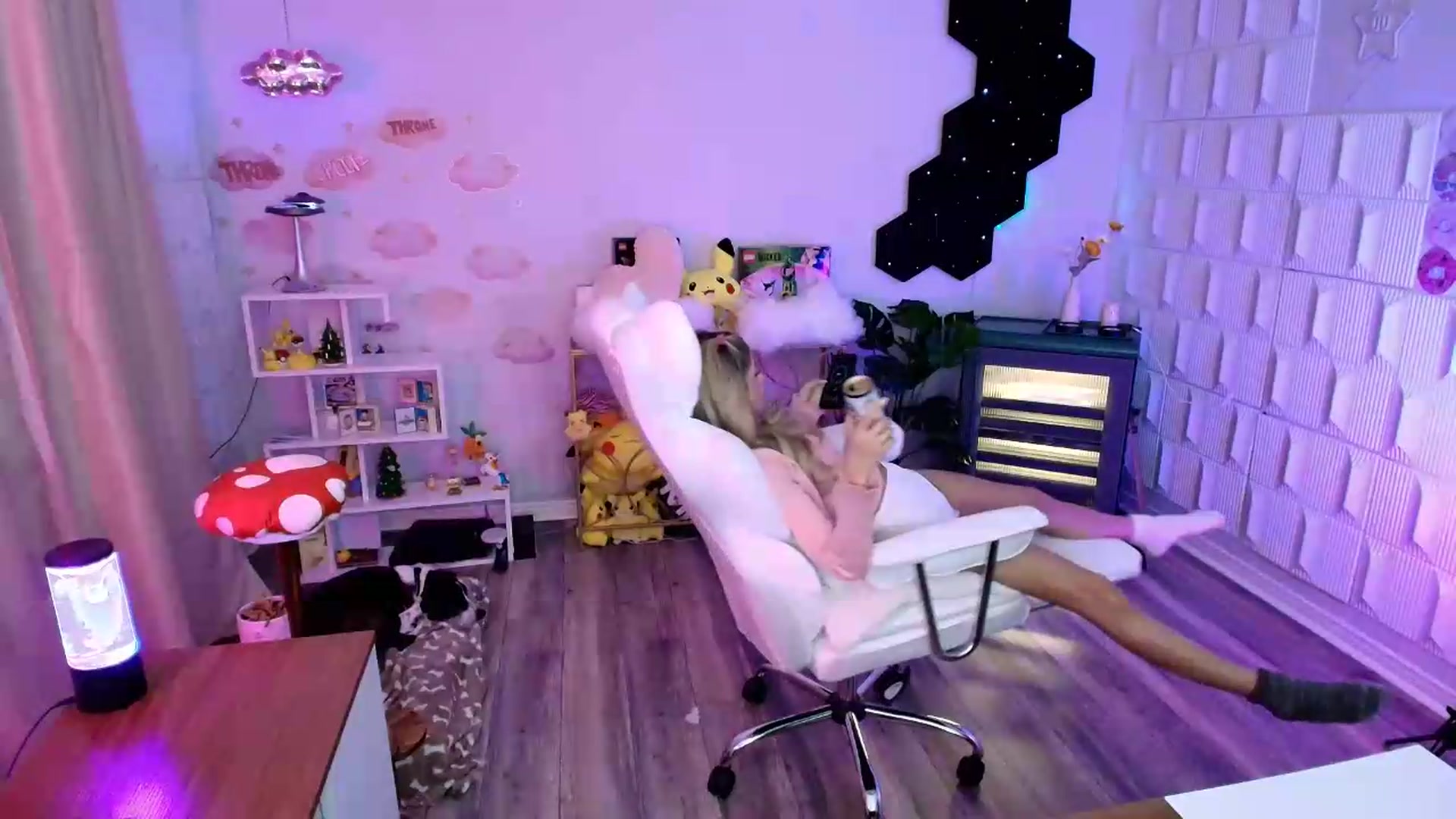 Gallery image thumbnail from kaydolll's myfreecams stream on, 06/20/2026, 04:23 image 10 of 20