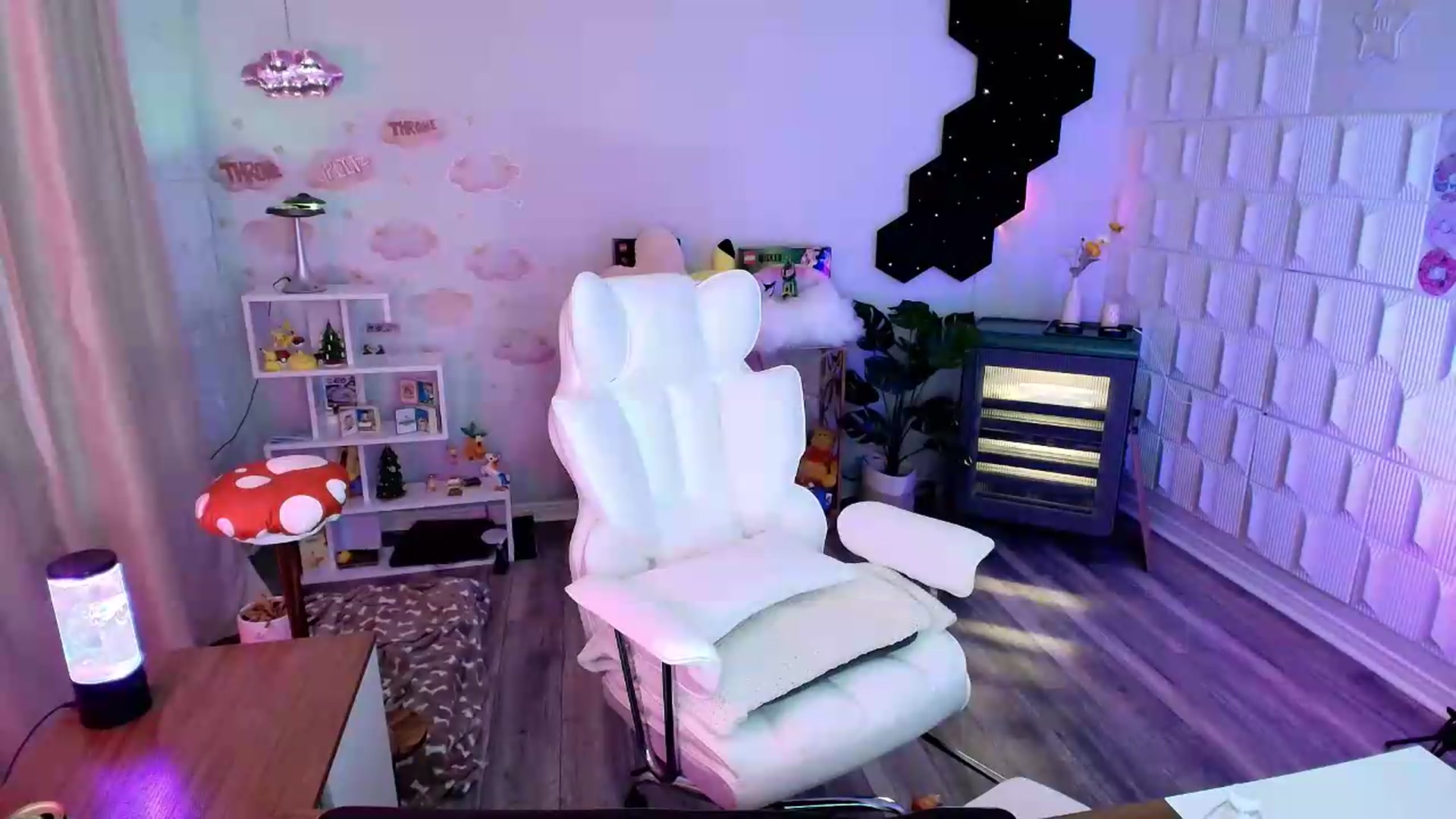 Gallery image thumbnail from kaydolll's myfreecams stream on, 06/20/2026, 04:23 image 13 of 20