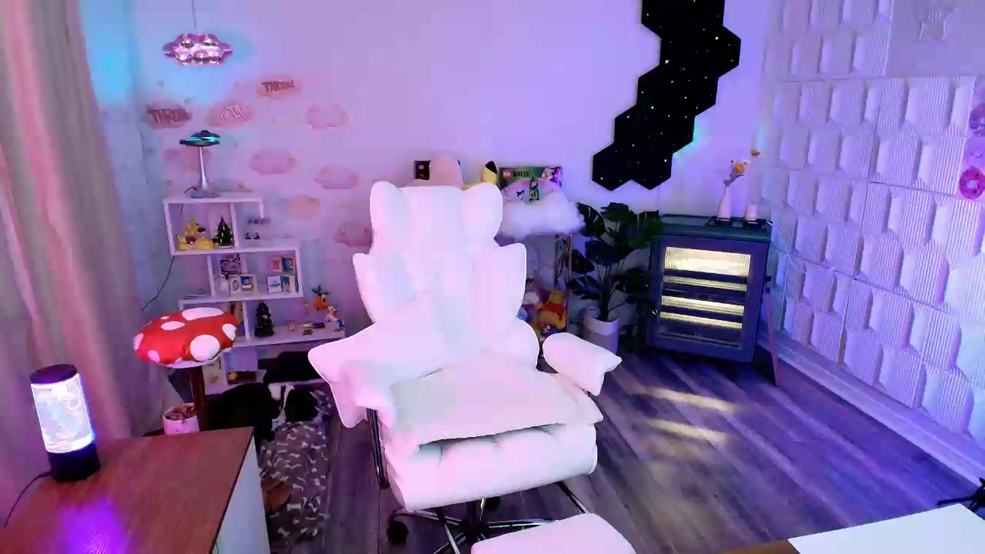 Gallery image thumbnail from kaydolll's myfreecams stream on, 06/20/2026, 04:23 image 7 of 20