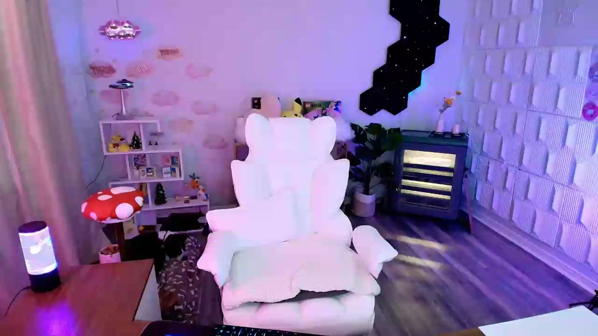 Gallery image thumbnail from kaydolll's myfreecams stream on, 06/20/2026, 04:23 image 1 of 20