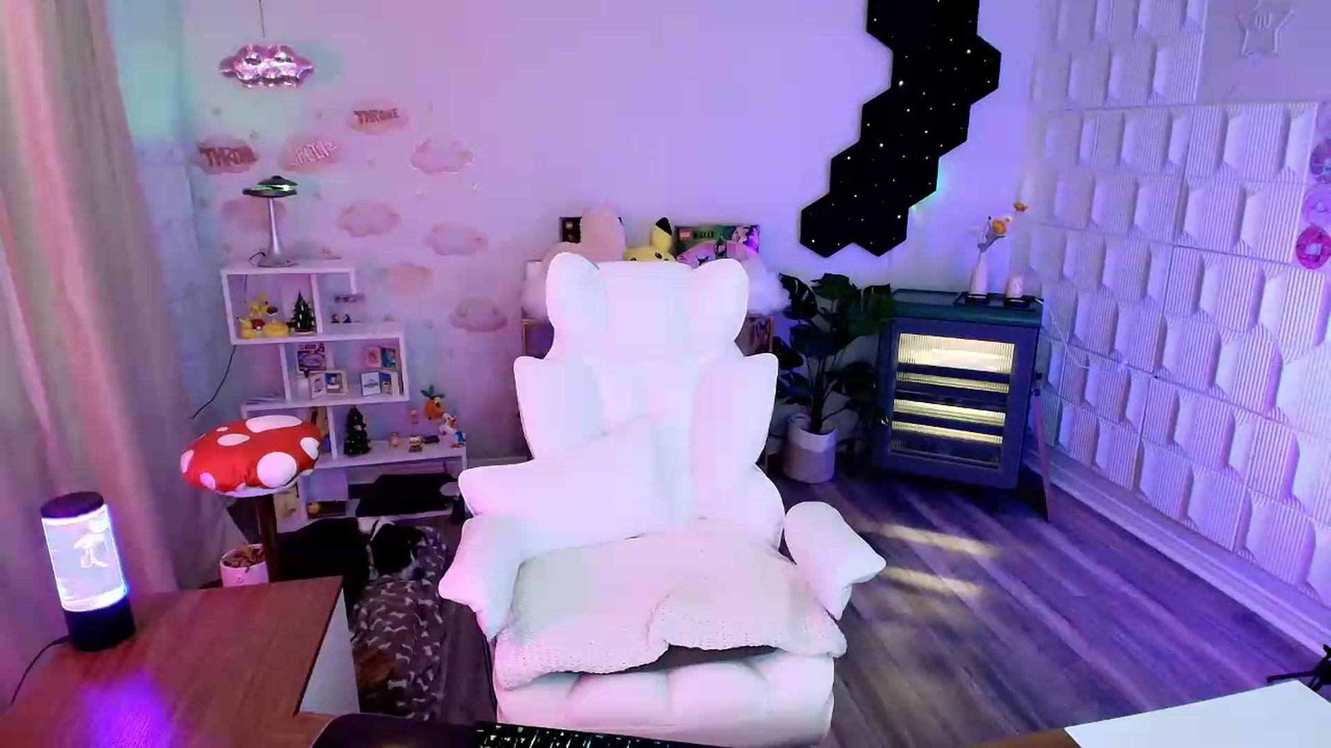 Gallery image thumbnail from kaydolll's myfreecams stream on, 06/20/2026, 04:23 image 2 of 20
