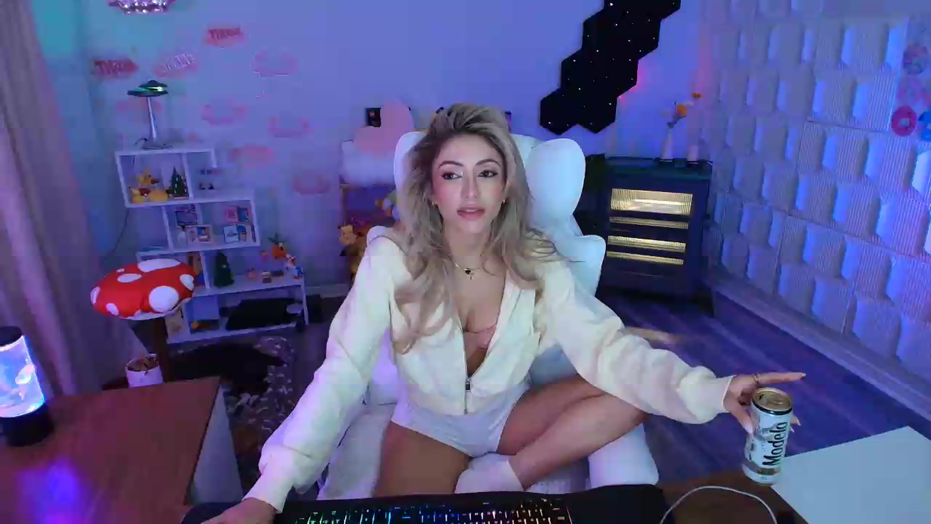 Gallery image thumbnail from kaydolll's myfreecams stream on, 06/20/2026, 04:23 image 20 of 20