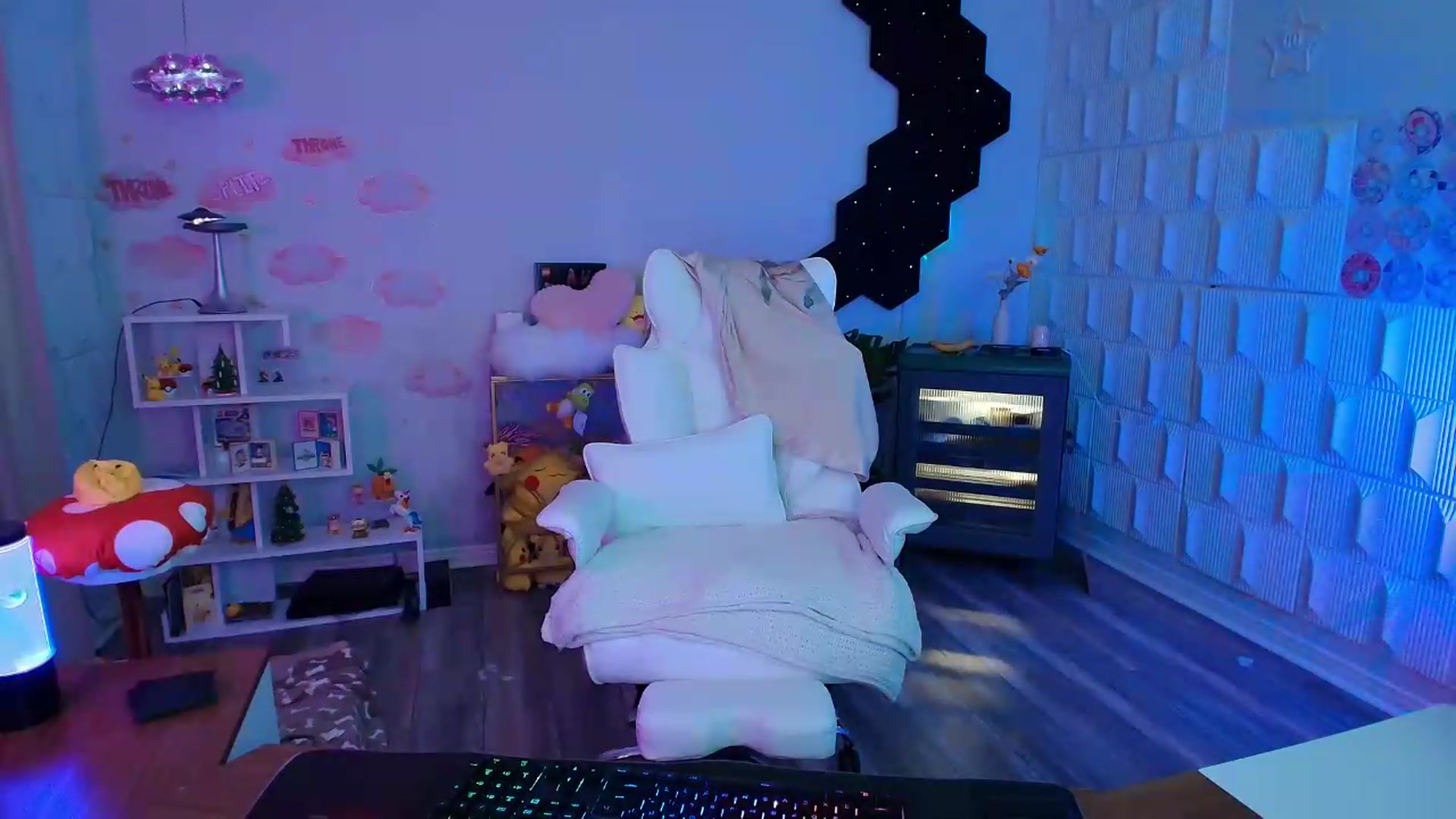 Gallery image thumbnail from kaydolll's myfreecams stream on, 07/27/2026, 08:35 image 17 of 20
