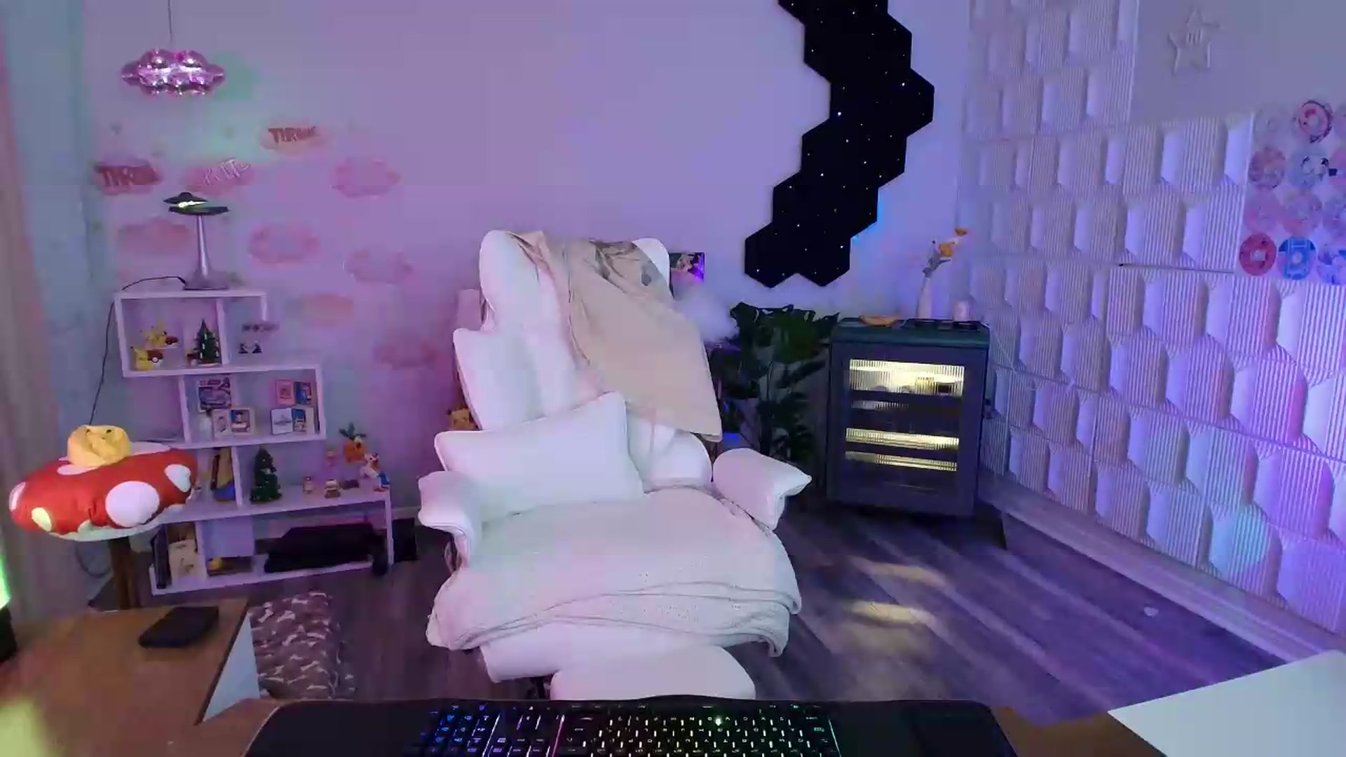 Gallery image thumbnail from kaydolll's myfreecams stream on, 07/27/2026, 08:35 image 15 of 20