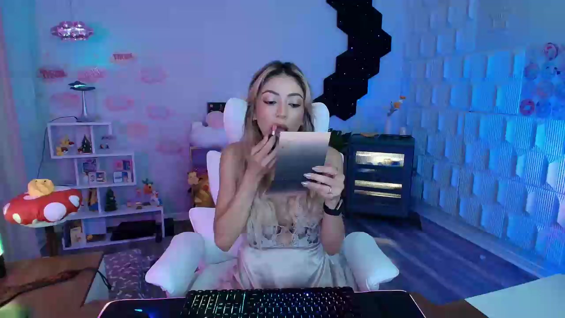 Gallery image thumbnail from kaydolll's myfreecams stream on, 07/27/2026, 08:35 image 9 of 20