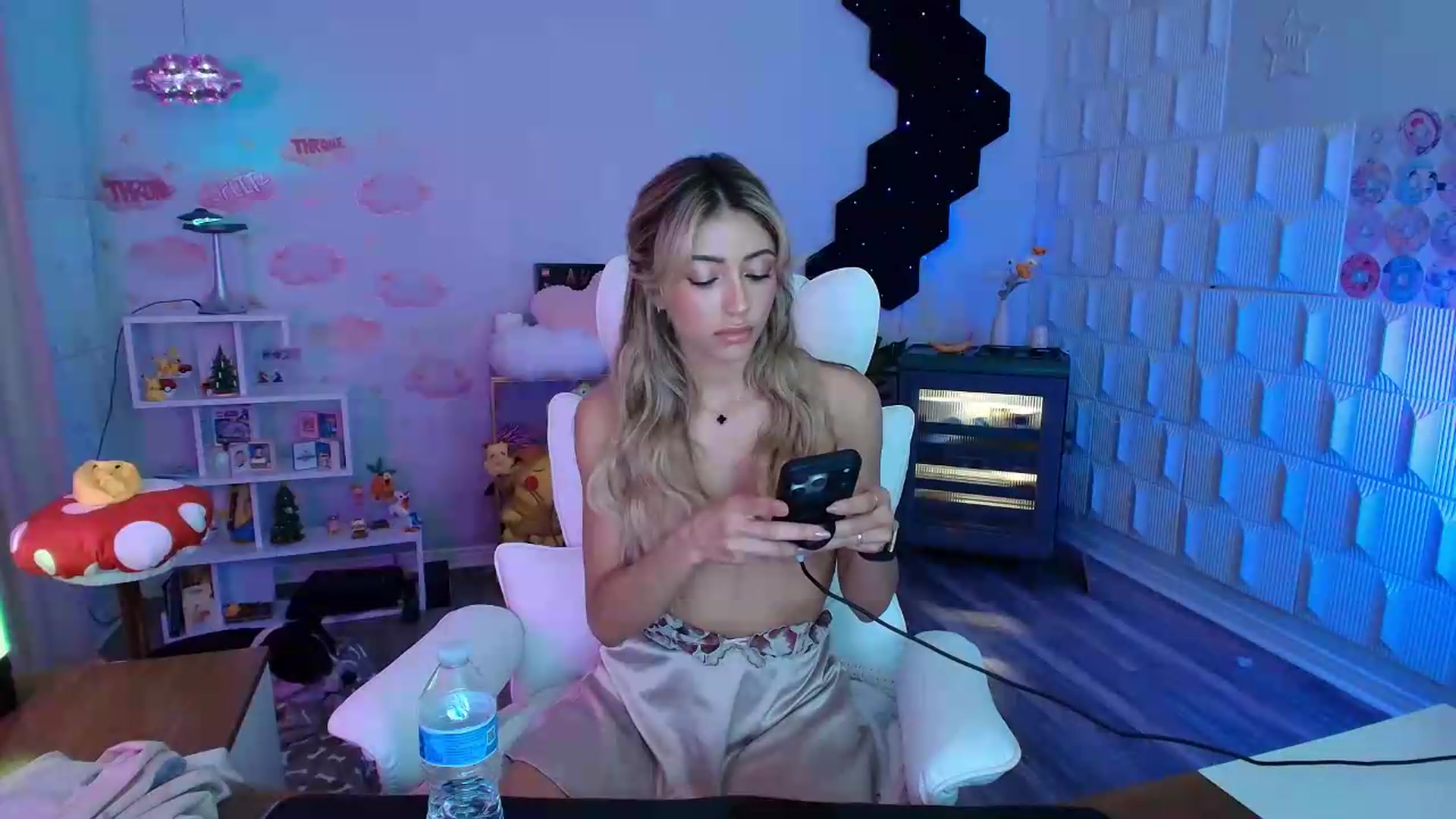 Gallery image thumbnail from kaydolll's myfreecams stream on, 07/27/2026, 08:35 image 14 of 20