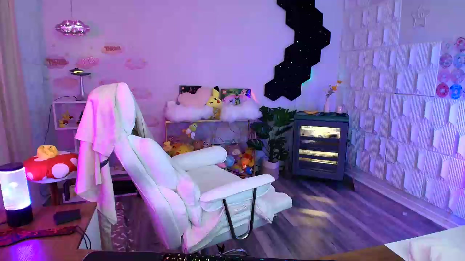 Gallery image thumbnail from kaydolll's myfreecams stream on, 07/27/2026, 10:24 image 1 of 20