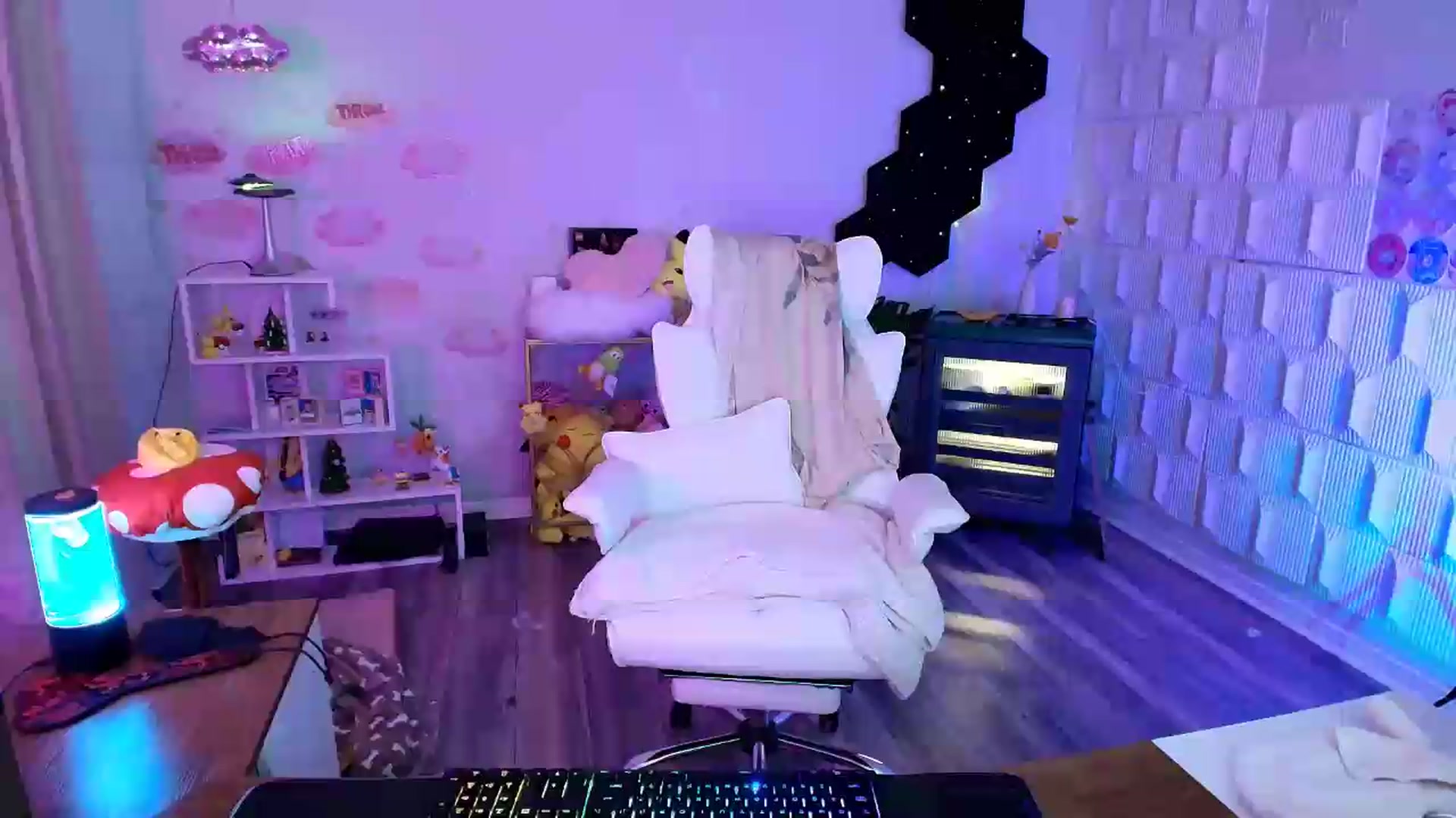 Gallery image thumbnail from kaydolll's myfreecams stream on, 07/27/2026, 11:37 image 15 of 20