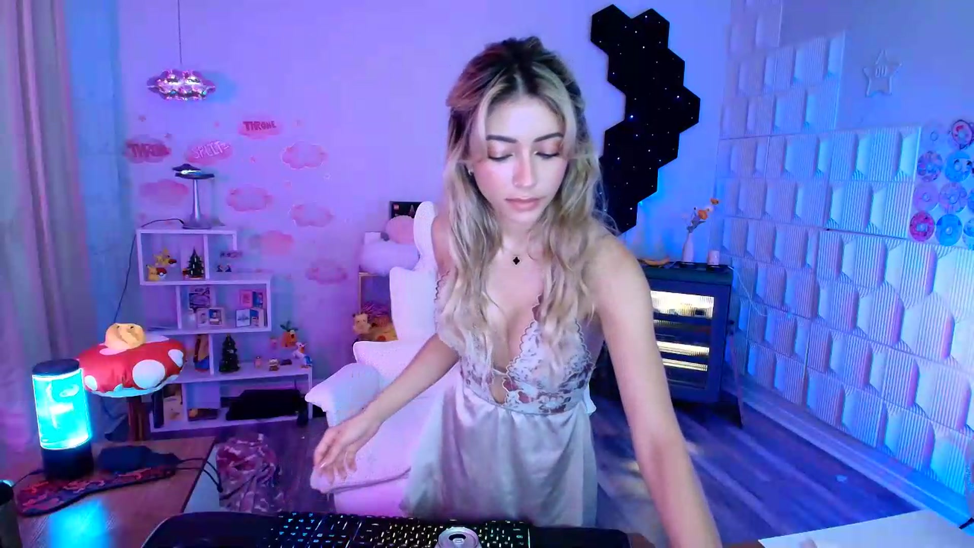 Gallery image thumbnail from kaydolll's myfreecams stream on, 07/27/2026, 11:37 image 6 of 20