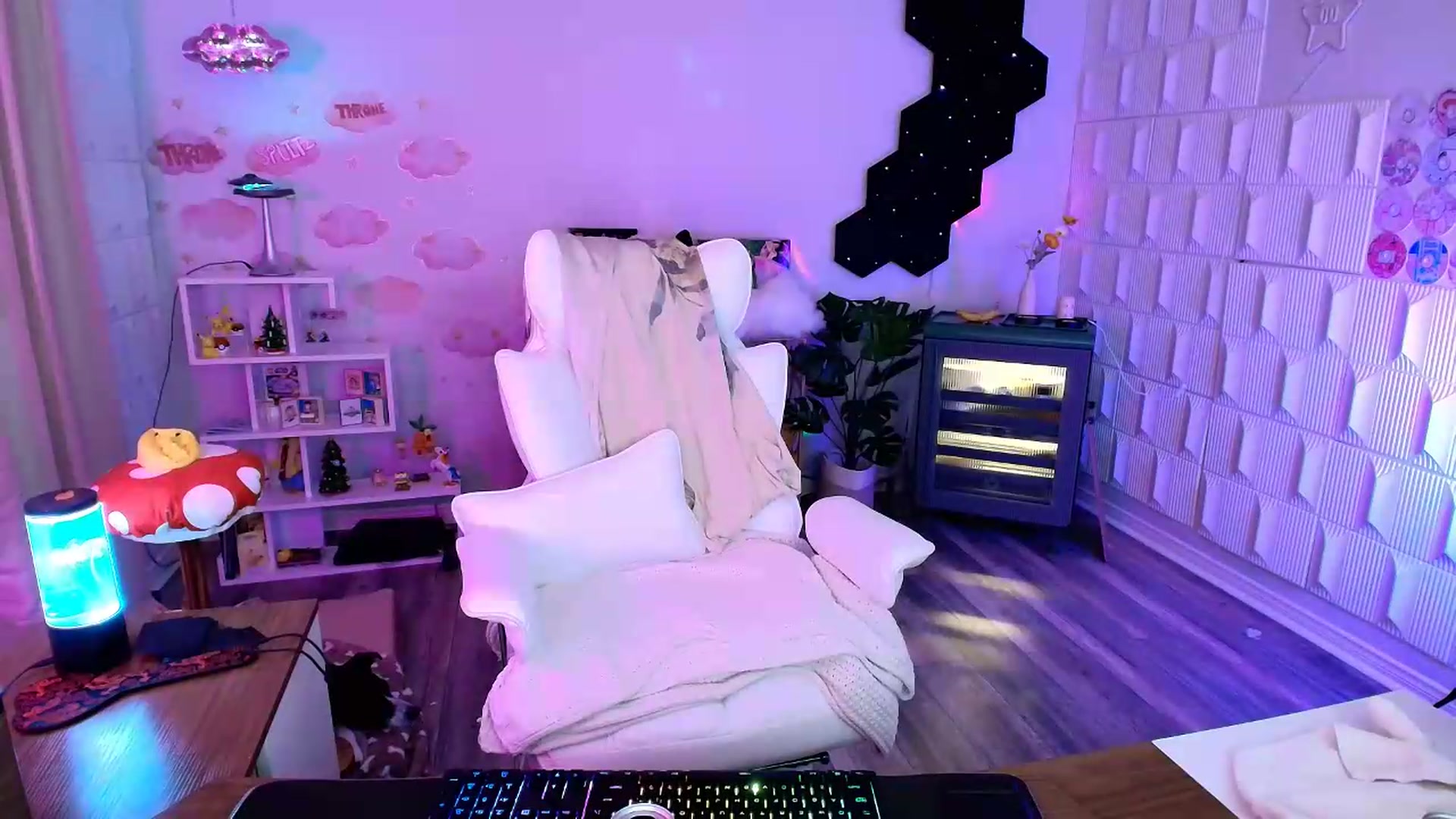 Gallery image thumbnail from kaydolll's myfreecams stream on, 07/27/2026, 11:37 image 14 of 20