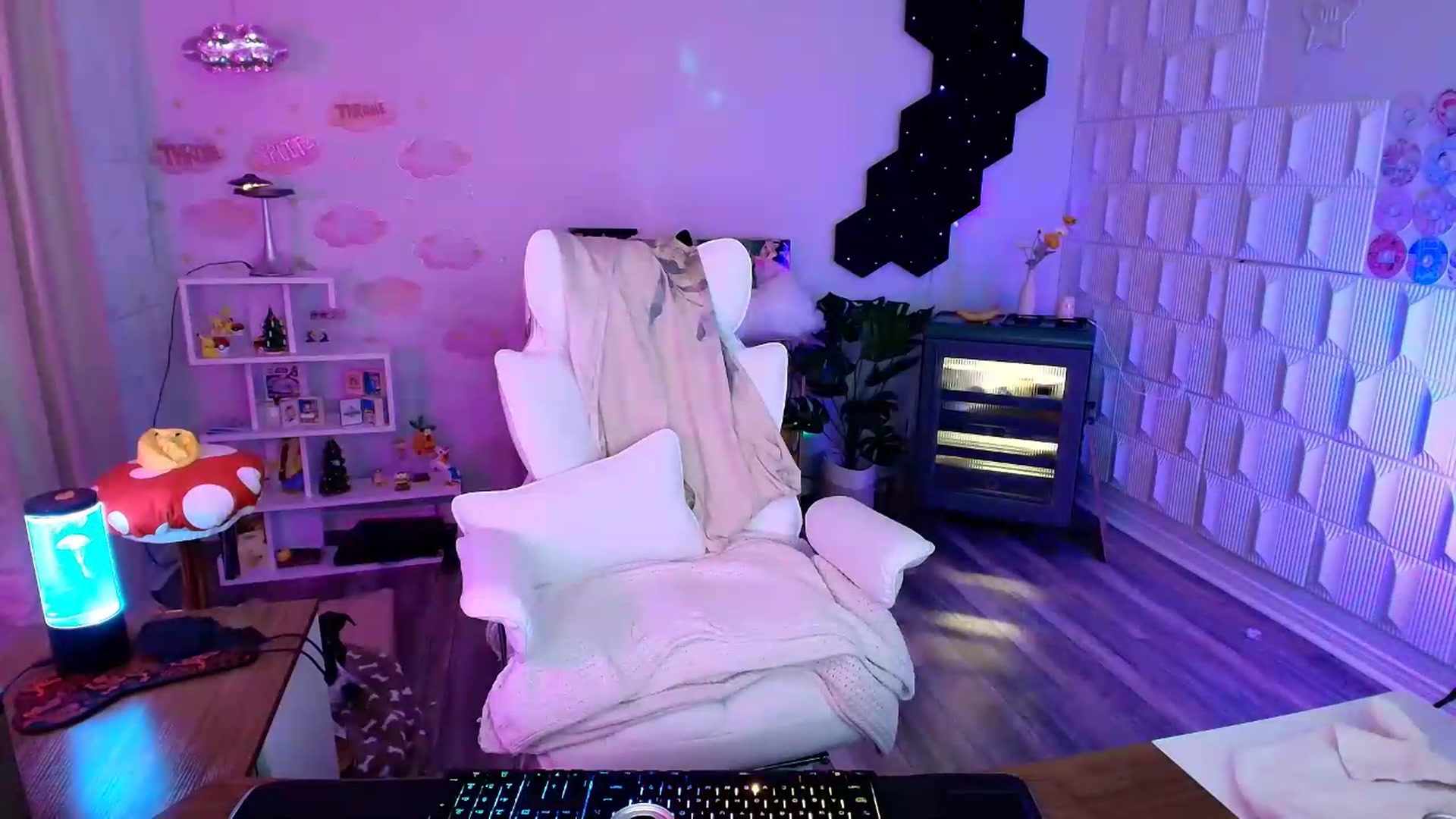 Gallery image thumbnail from kaydolll's myfreecams stream on, 07/27/2026, 11:37 image 13 of 20