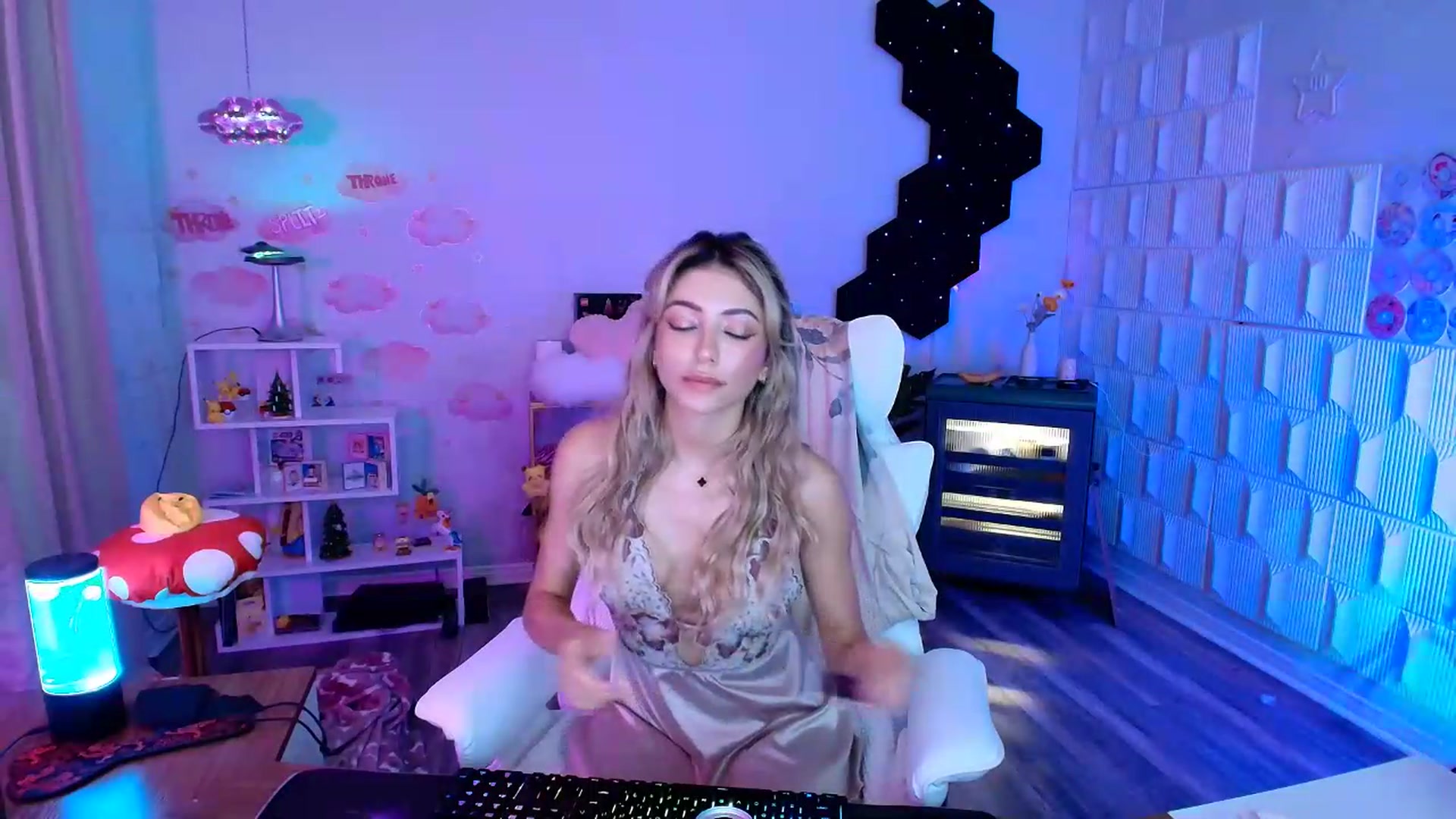 Gallery image thumbnail from kaydolll's myfreecams stream on, 07/27/2026, 11:37 image 7 of 20