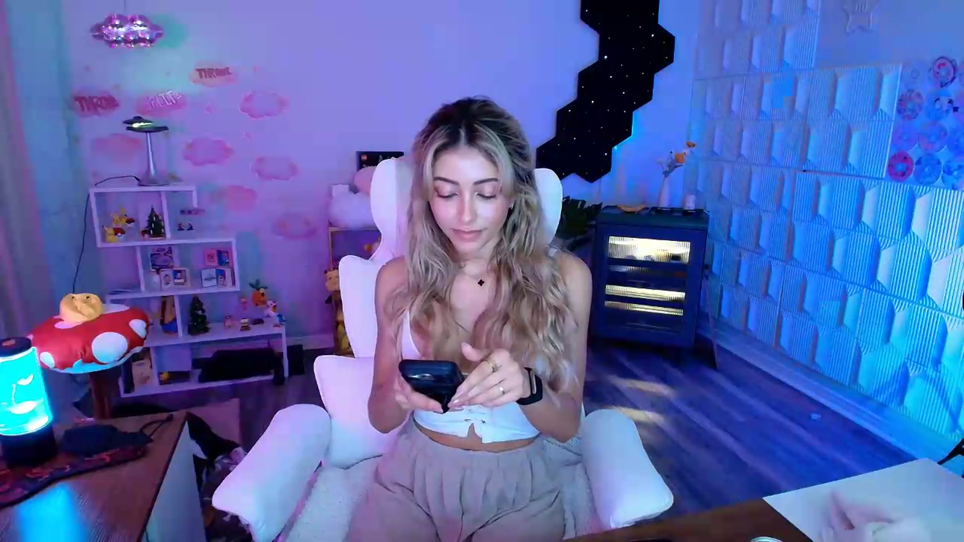 Gallery image thumbnail from kaydolll's myfreecams stream on, 07/27/2026, 13:05 image 8 of 20