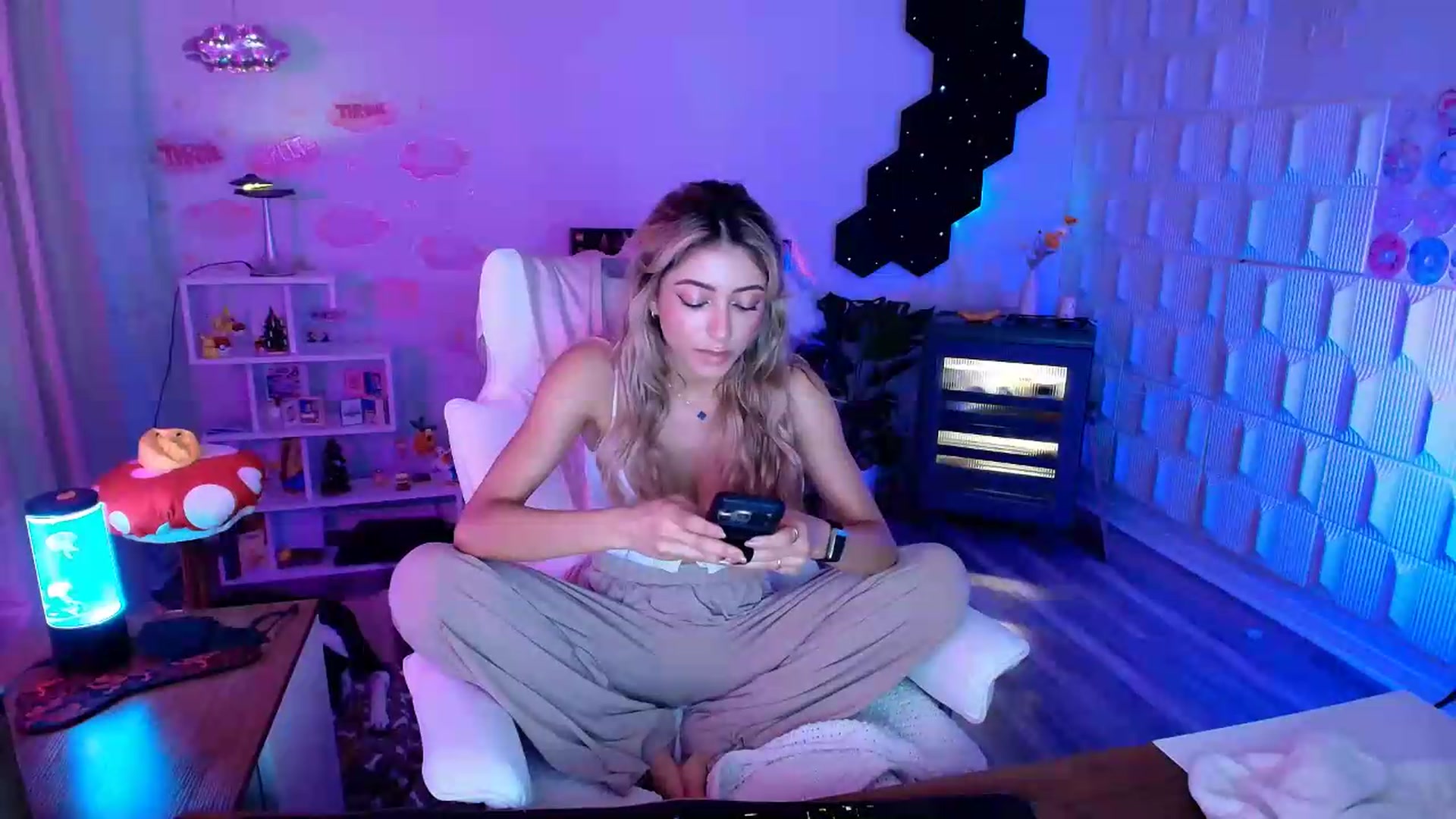 Gallery image thumbnail from kaydolll's myfreecams stream on, 07/27/2026, 13:05 image 5 of 20
