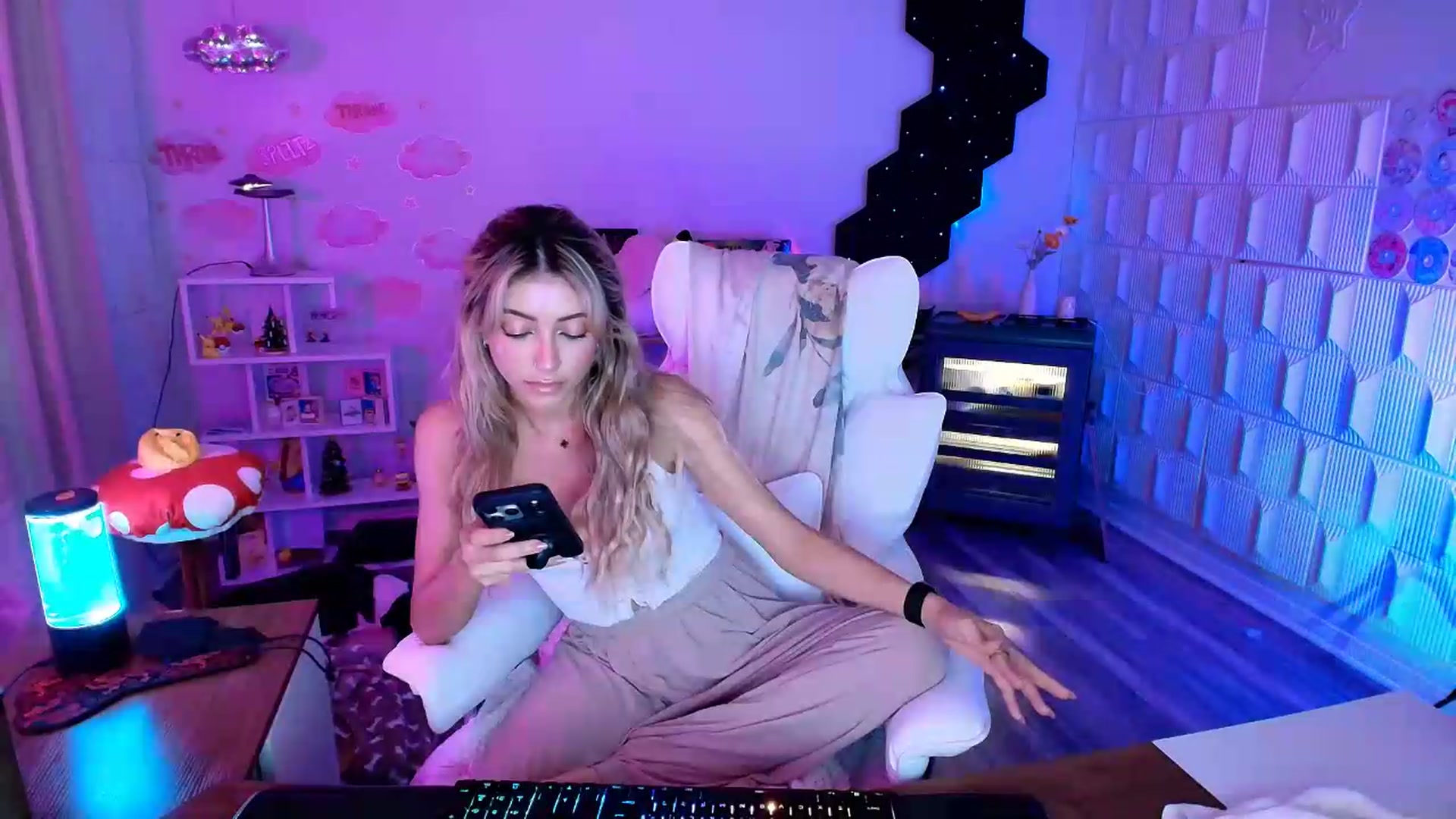 Gallery image thumbnail from kaydolll's myfreecams stream on, 07/27/2026, 13:05 image 3 of 20