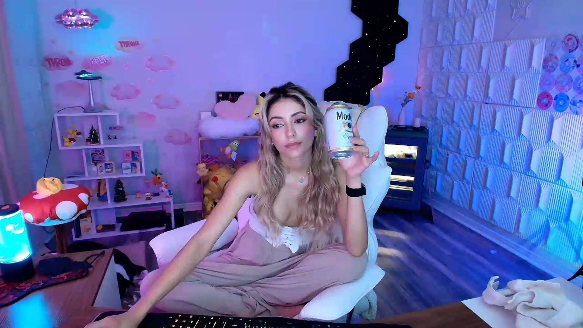 Gallery image thumbnail from kaydolll's myfreecams stream on, 07/27/2026, 13:05 image 12 of 20