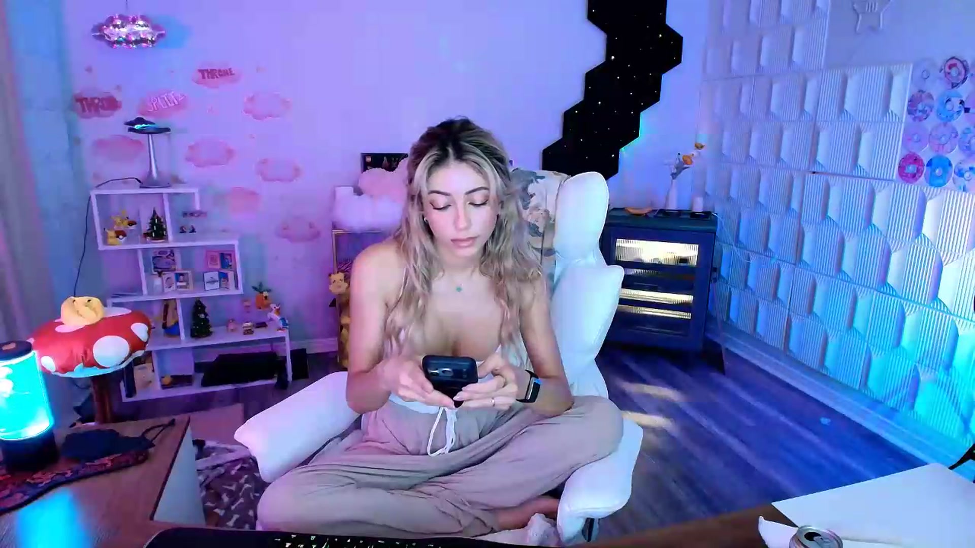 Gallery image thumbnail from kaydolll's myfreecams stream on, 07/27/2026, 13:05 image 15 of 20