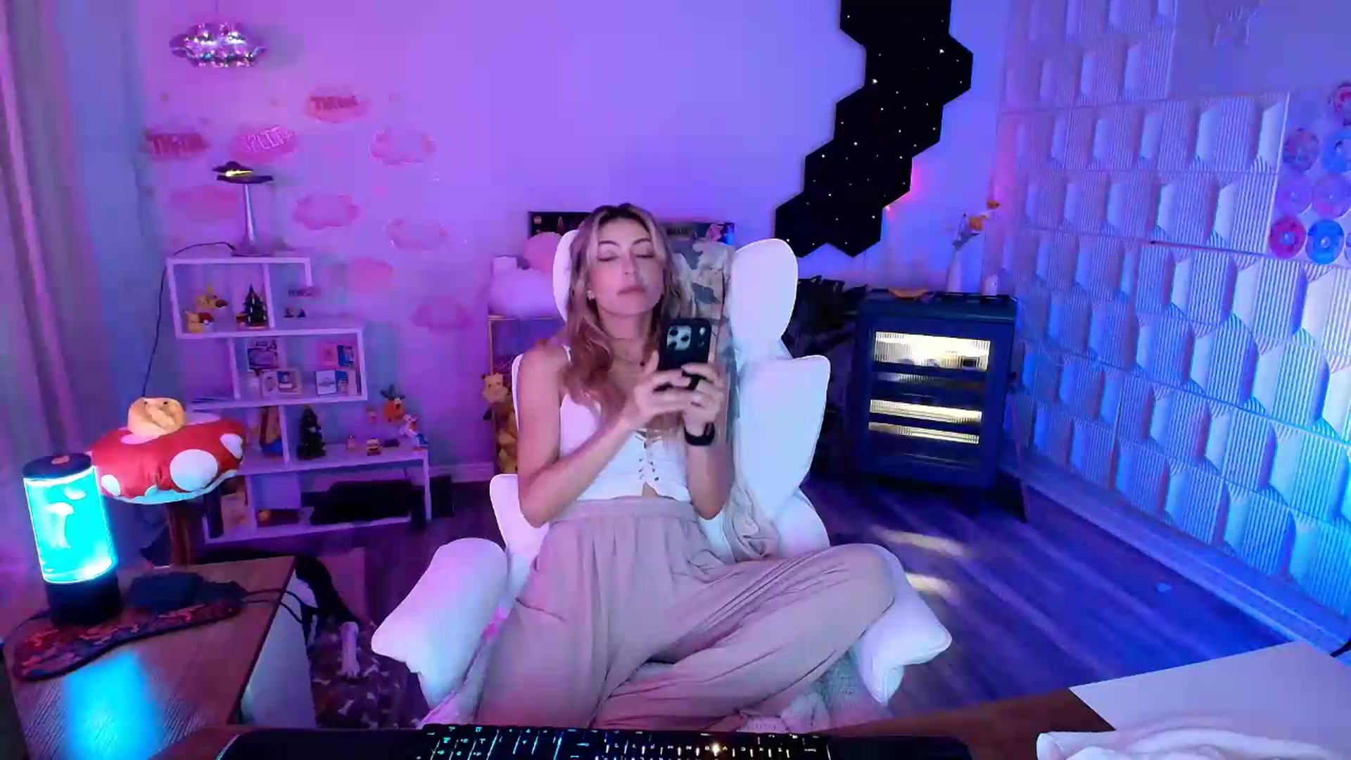 Gallery image thumbnail from kaydolll's myfreecams stream on, 07/27/2026, 13:05 image 4 of 20