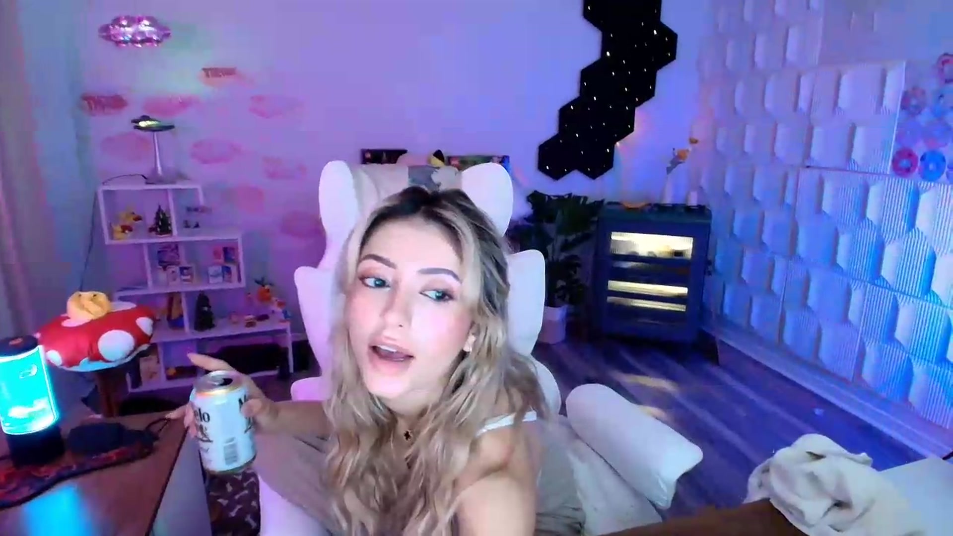 Gallery image thumbnail from kaydolll's myfreecams stream on, 07/27/2026, 13:05 image 7 of 20