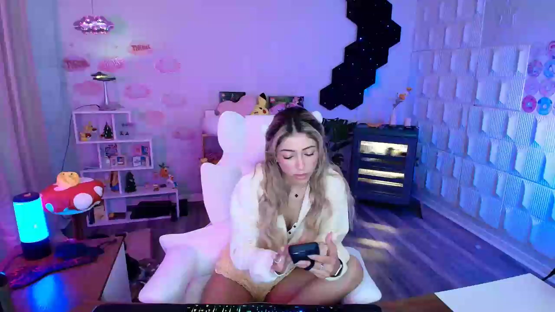 Gallery image thumbnail from kaydolll's myfreecams stream on, 07/28/2026, 06:25 image 20 of 20