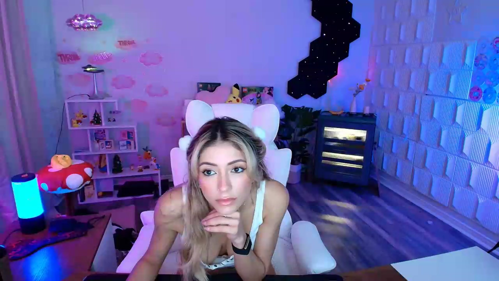 Gallery image thumbnail from kaydolll's myfreecams stream on, 07/28/2026, 06:25 image 10 of 20