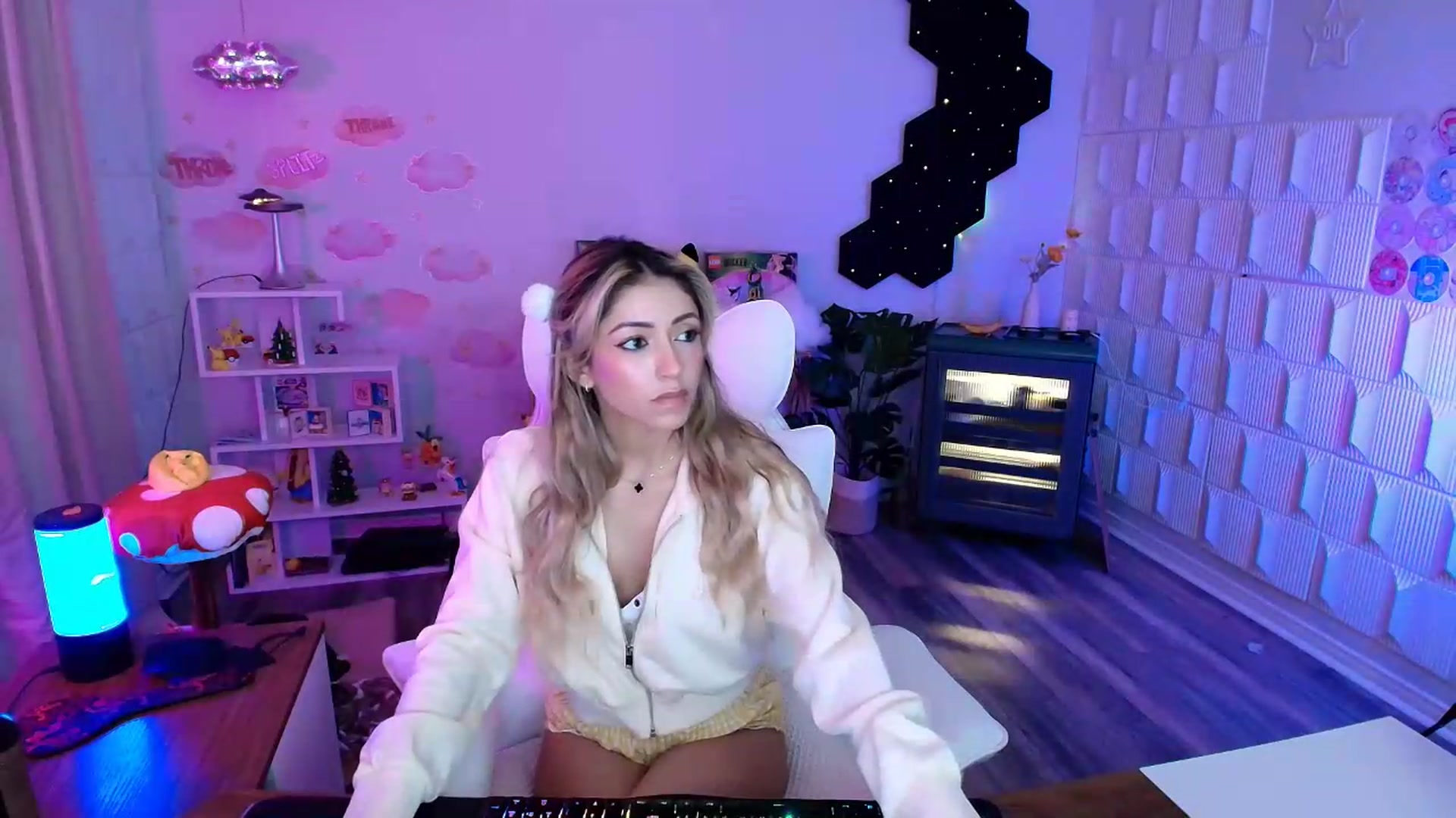 Gallery image thumbnail from kaydolll's myfreecams stream on, 07/28/2026, 06:25 image 18 of 20