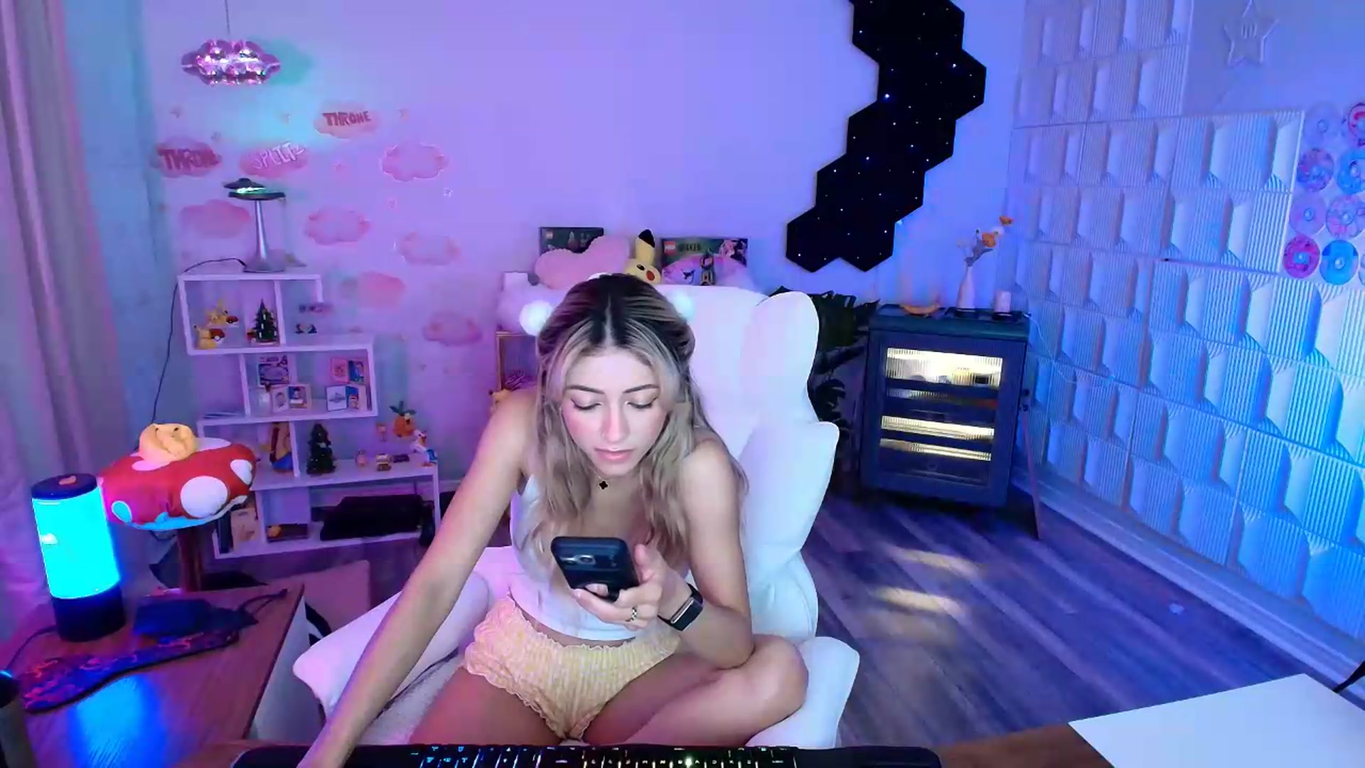 Gallery image thumbnail from kaydolll's myfreecams stream on, 07/28/2026, 06:25 image 6 of 20
