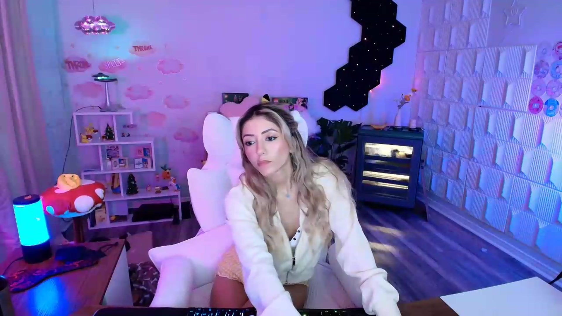 Gallery image thumbnail from kaydolll's myfreecams stream on, 07/28/2026, 06:25 image 19 of 20
