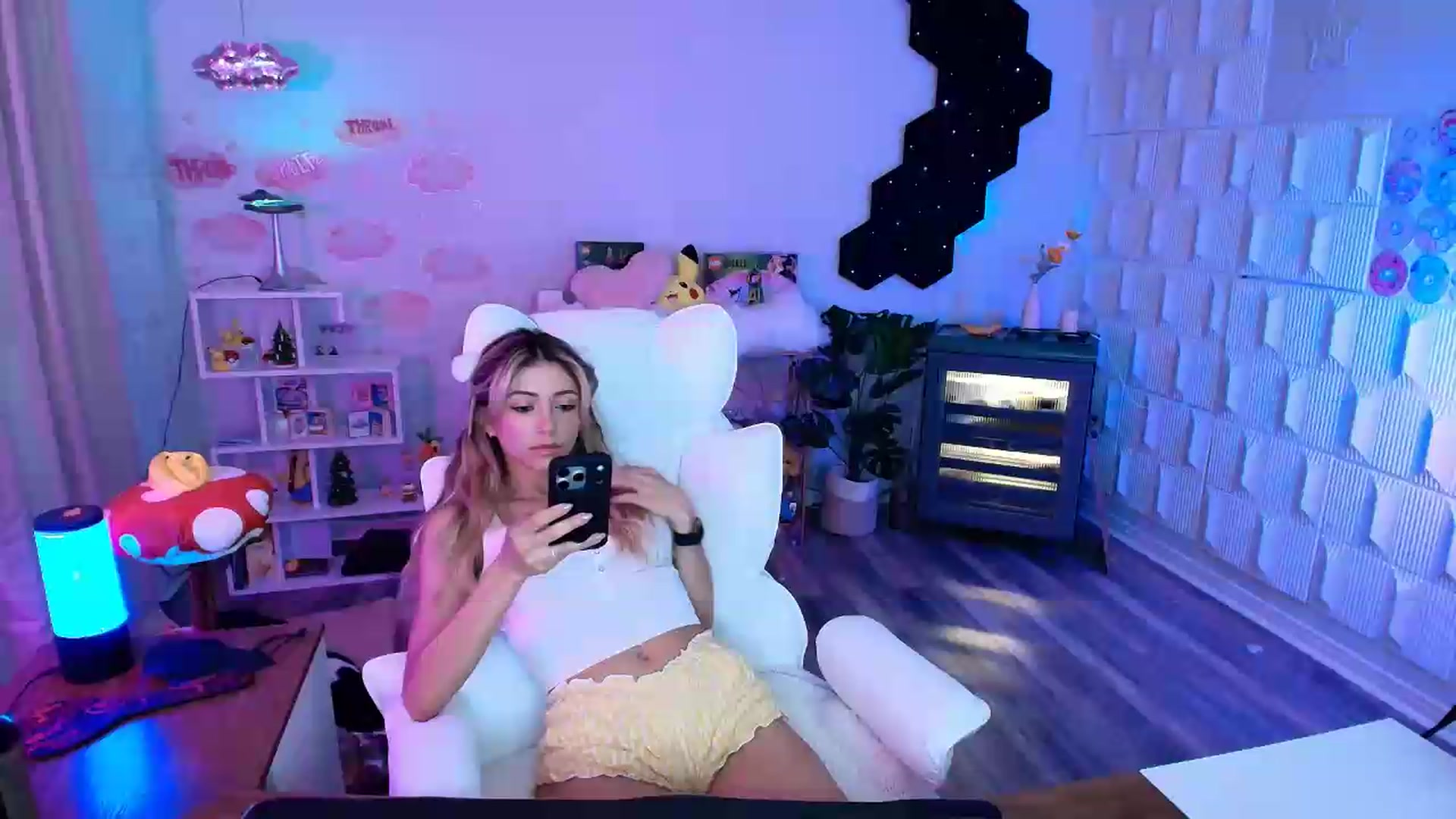 Gallery image thumbnail from kaydolll's myfreecams stream on, 07/28/2026, 06:25 image 9 of 20