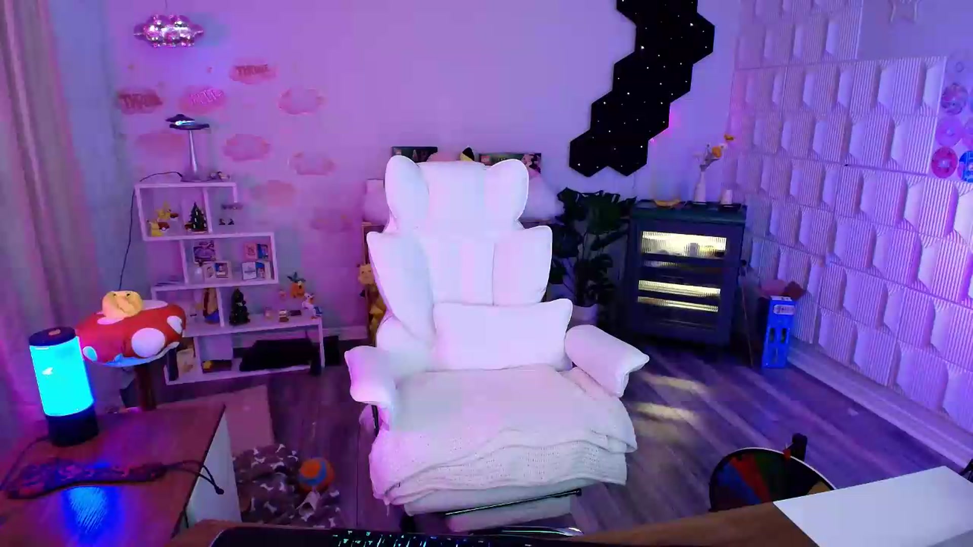 Gallery image thumbnail from kaydolll's myfreecams stream on, 07/29/2026, 05:31 image 9 of 20