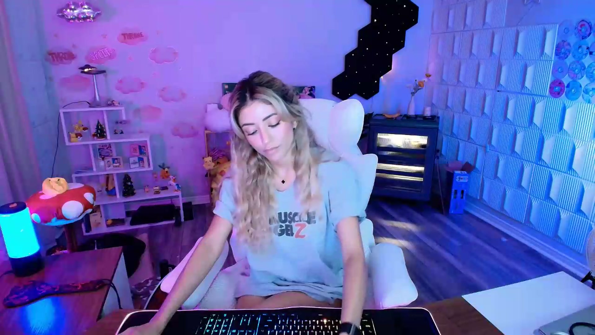 Gallery image thumbnail from kaydolll's myfreecams stream on, 07/29/2026, 05:31 image 17 of 20