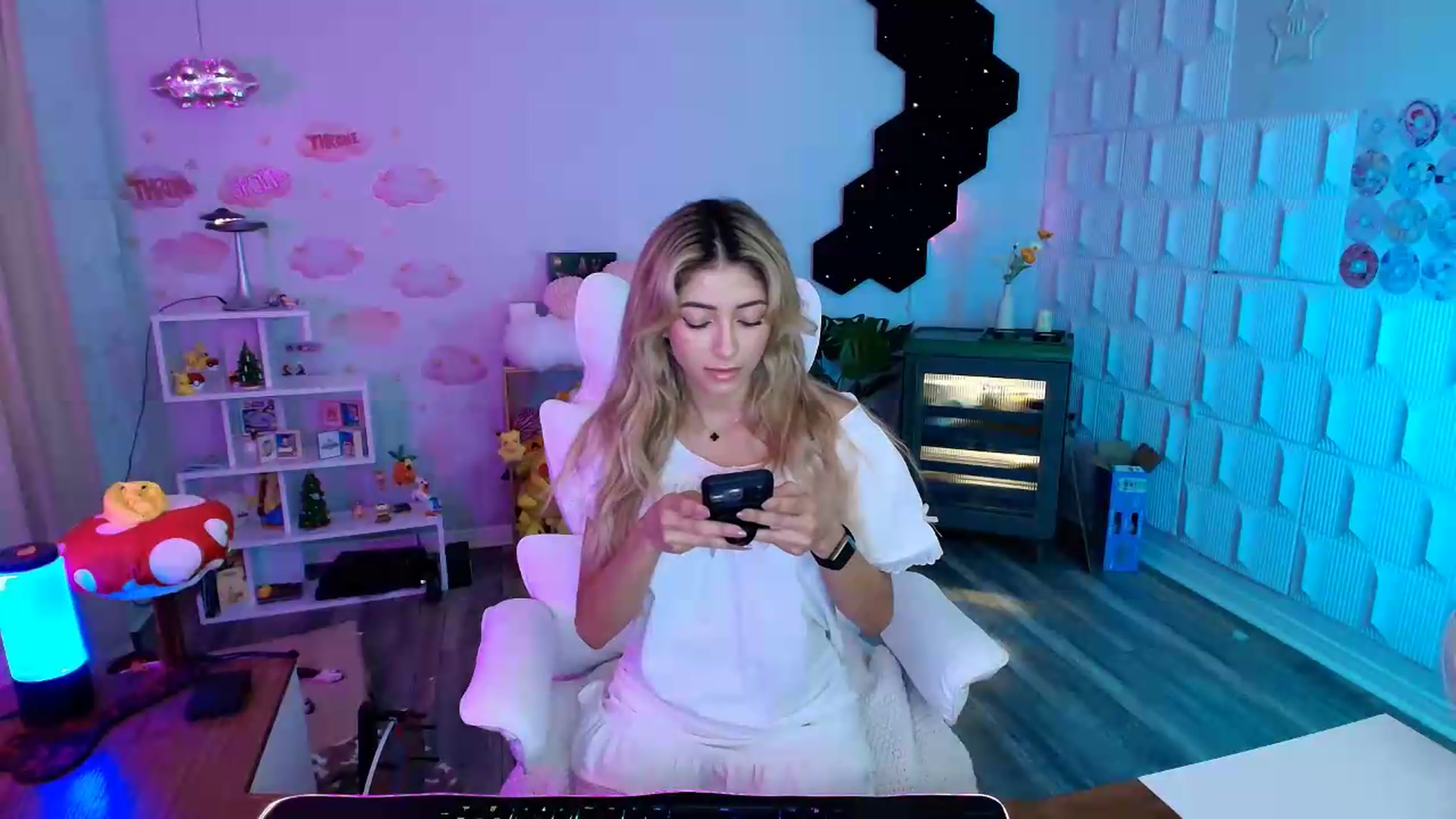 Gallery image thumbnail from kaydolll's myfreecams stream on, 07/30/2026, 24:02 image 9 of 20