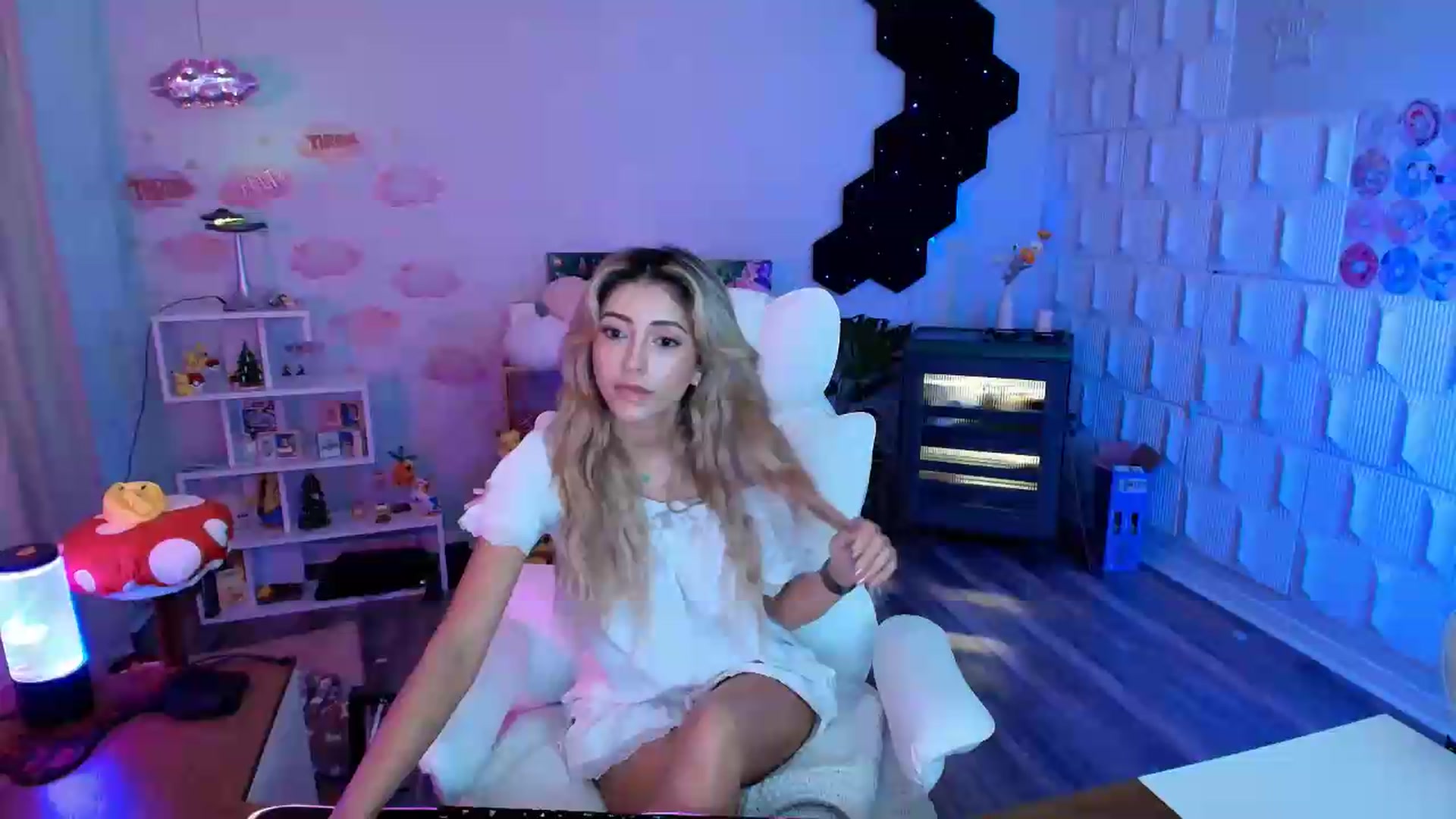 Gallery image thumbnail from kaydolll's myfreecams stream on, 07/30/2026, 24:02 image 16 of 20