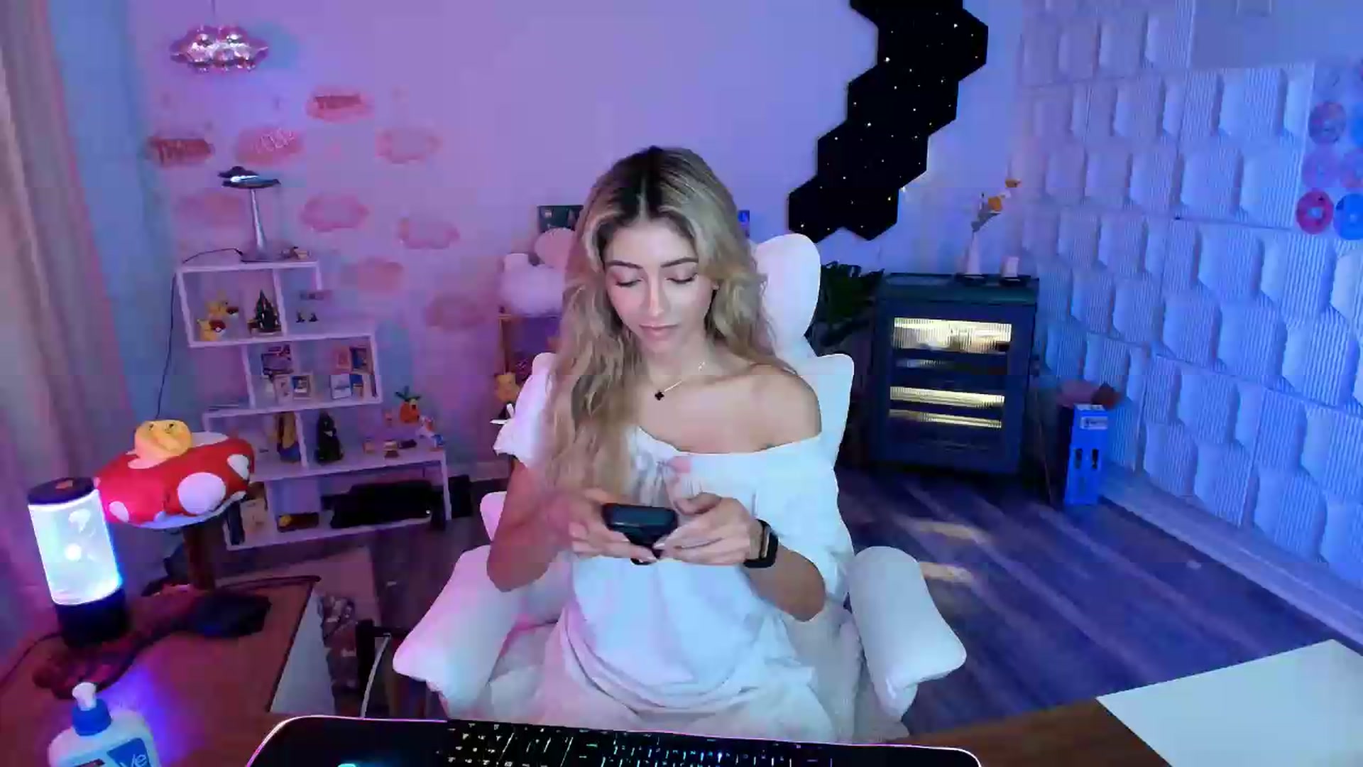 Gallery image thumbnail from kaydolll's myfreecams stream on, 07/30/2026, 24:02 image 19 of 20