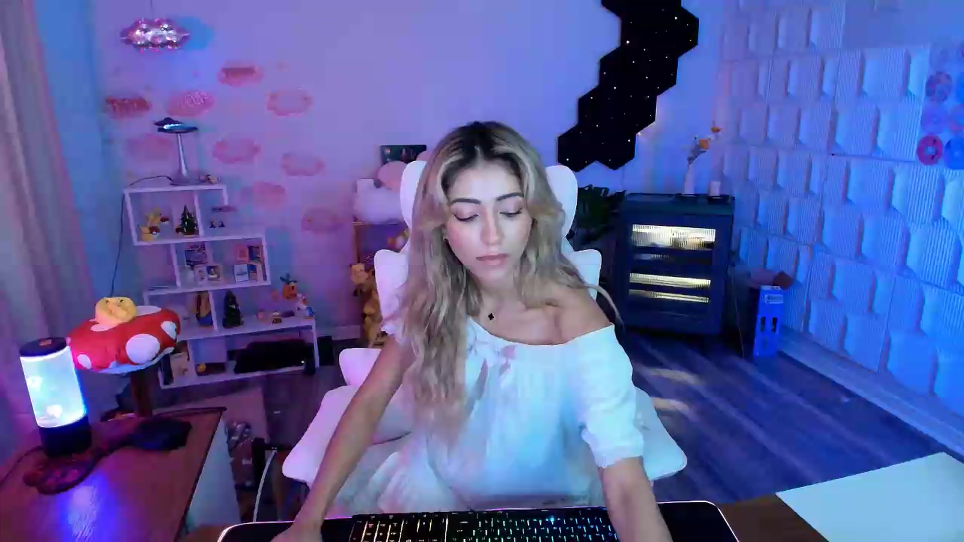 Gallery image thumbnail from kaydolll's myfreecams stream on, 07/30/2026, 24:02 image 20 of 20