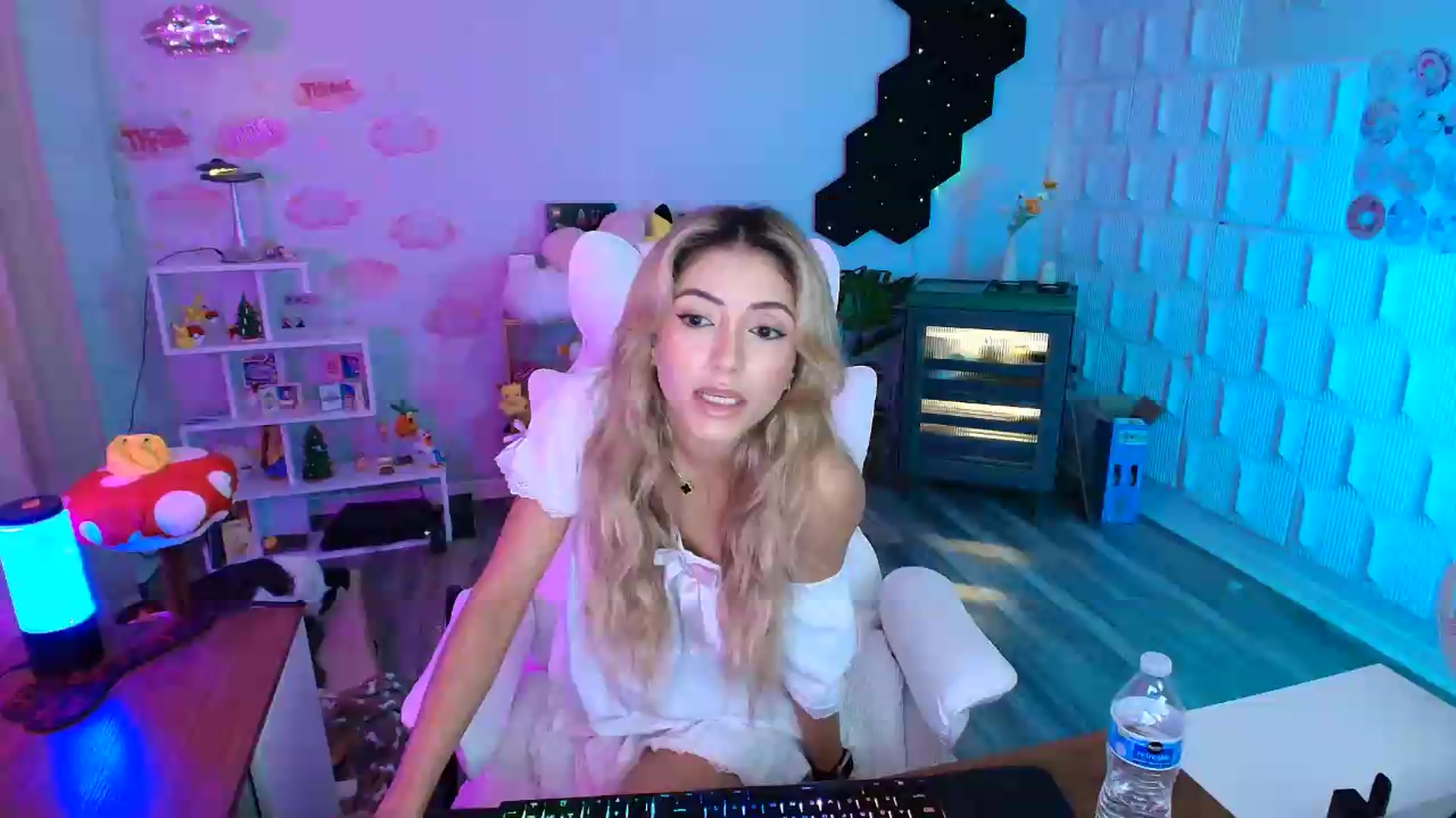 Gallery image thumbnail from kaydolll's myfreecams stream on, 07/30/2026, 24:02 image 3 of 20