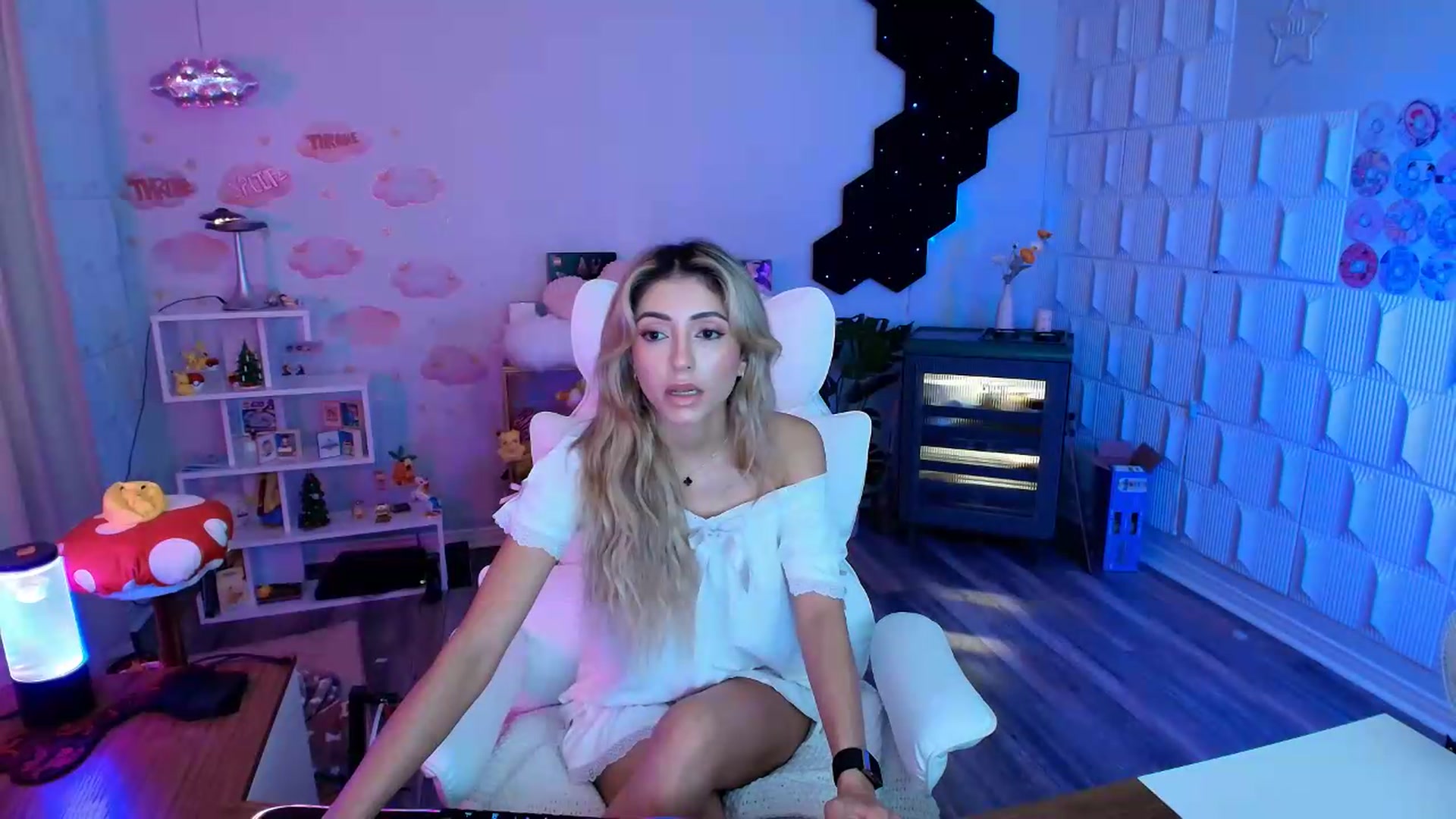 Gallery image thumbnail from kaydolll's myfreecams stream on, 07/30/2026, 24:02 image 17 of 20
