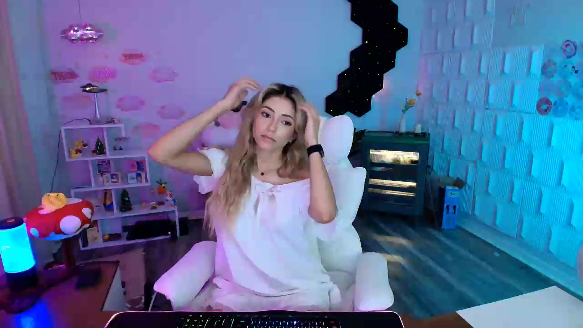 Gallery image thumbnail from kaydolll's myfreecams stream on, 07/30/2026, 24:02 image 7 of 20