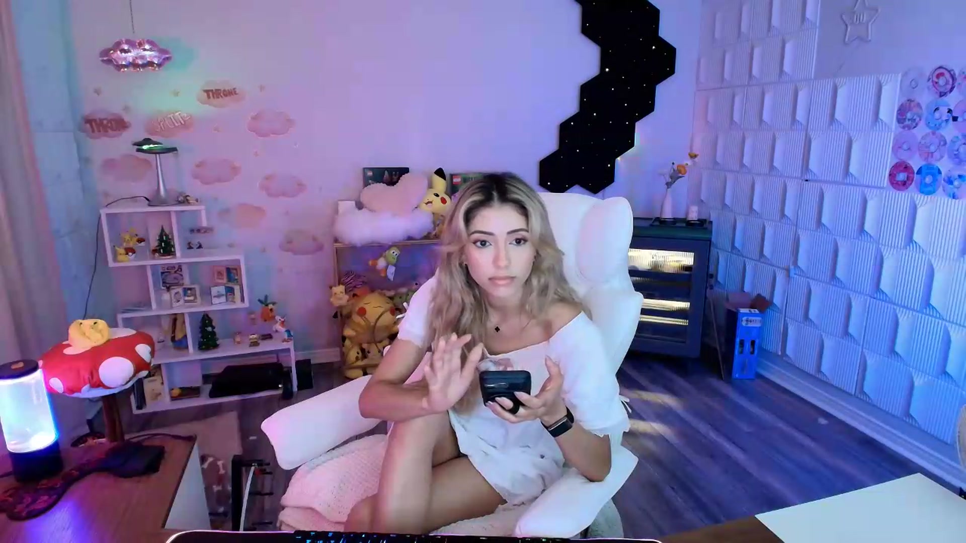 Gallery image thumbnail from kaydolll's myfreecams stream on, 07/30/2026, 24:02 image 15 of 20