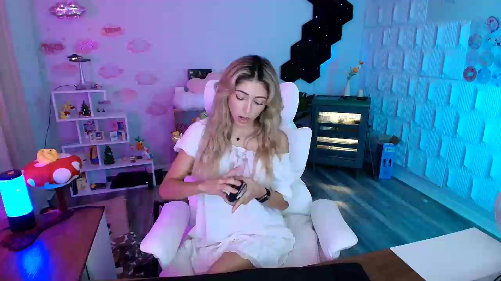 Gallery image thumbnail from kaydolll's myfreecams stream on, 07/30/2026, 24:02 image 5 of 20