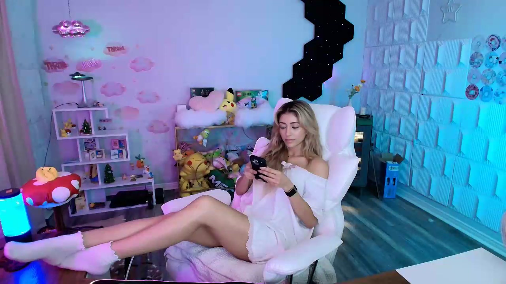 Gallery image thumbnail from kaydolll's myfreecams stream on, 07/30/2026, 24:02 image 12 of 20