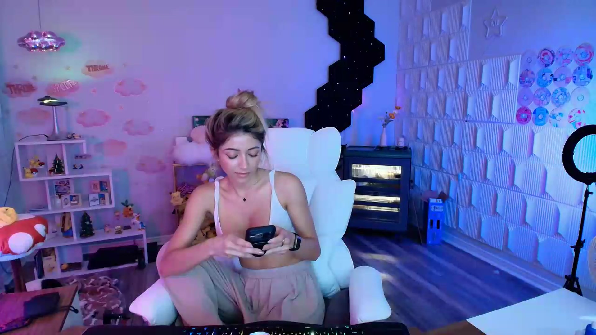 Gallery image thumbnail from kaydolll's myfreecams stream on, 07/31/2026, 08:08 image 18 of 20