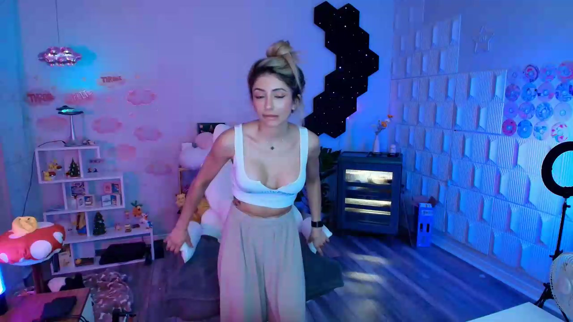 Gallery image thumbnail from kaydolll's myfreecams stream on, 07/31/2026, 08:08 image 16 of 20