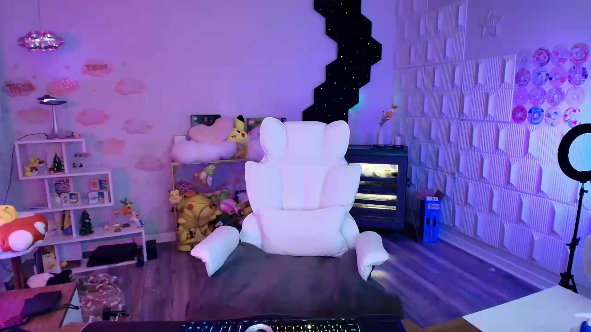 Gallery image thumbnail from kaydolll's myfreecams stream on, 07/31/2026, 08:08 image 17 of 20