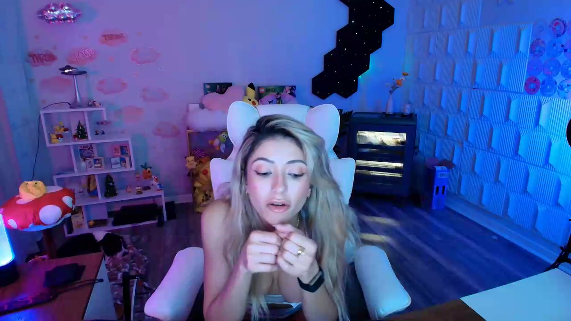 Gallery image thumbnail from kaydolll's myfreecams stream on, 07/31/2026, 11:08 image 4 of 20