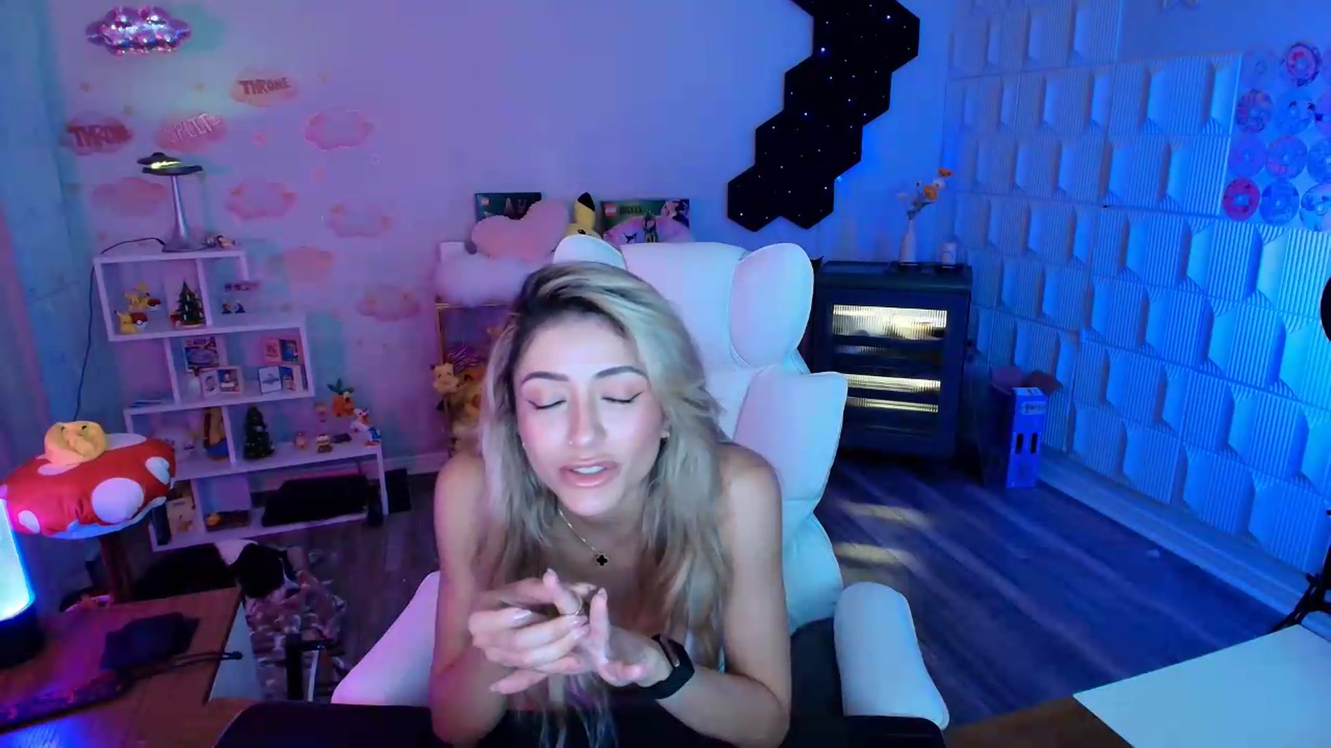 Gallery image thumbnail from kaydolll's myfreecams stream on, 07/31/2026, 11:08 image 5 of 20
