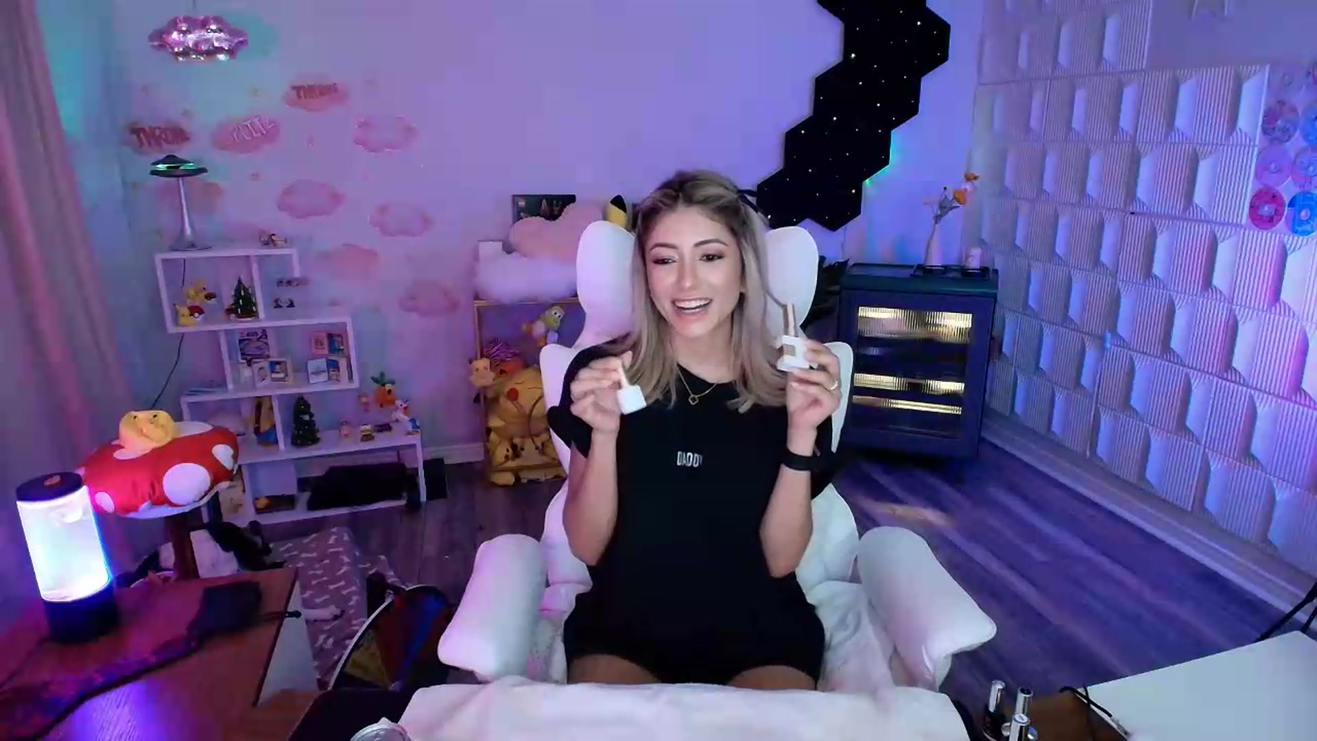 Gallery image thumbnail from kaydolll's myfreecams stream on, 08/08/2026, 07:40 image 7 of 20