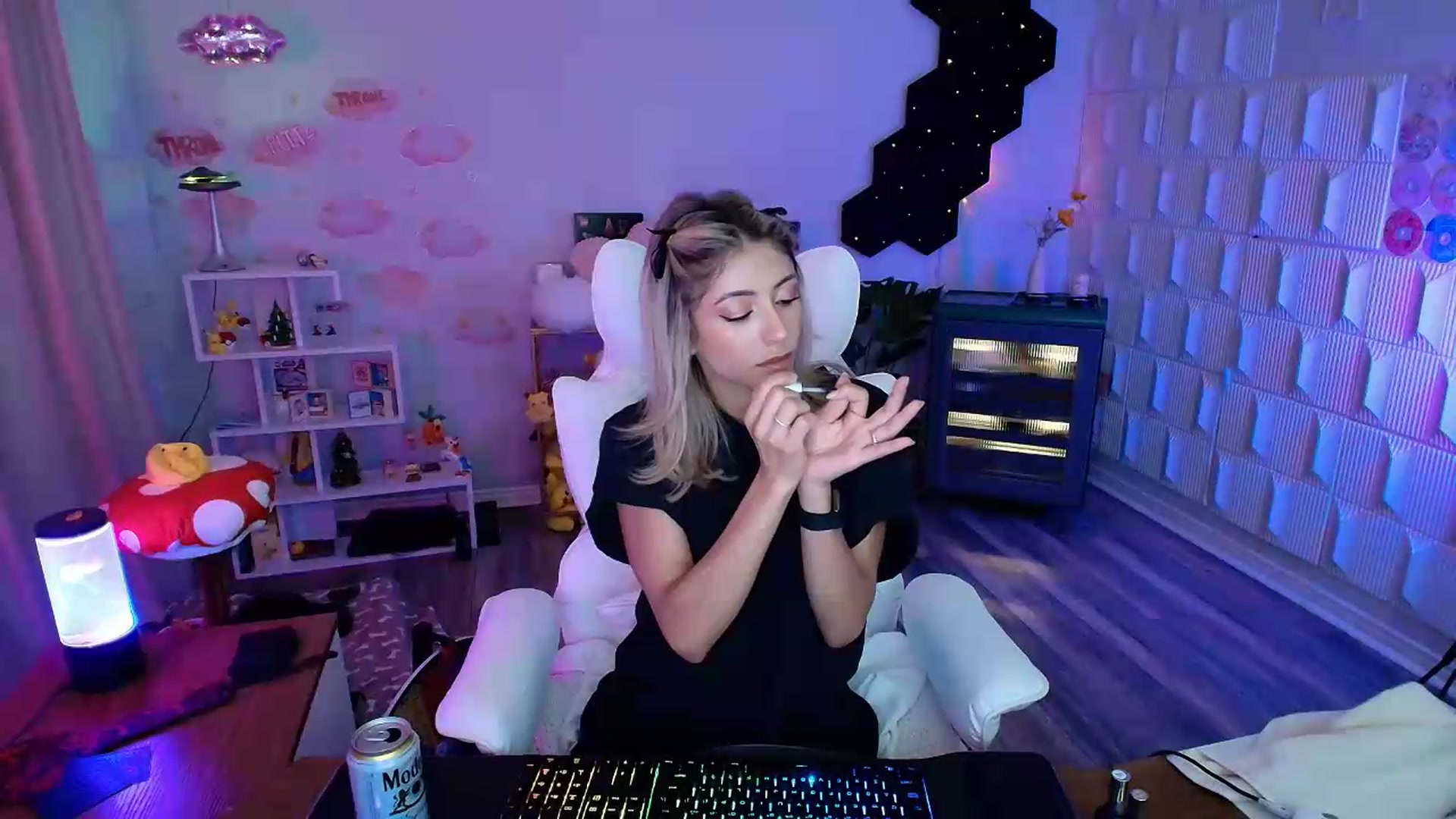 Gallery image thumbnail from kaydolll's myfreecams stream on, 08/08/2026, 07:40 image 14 of 20