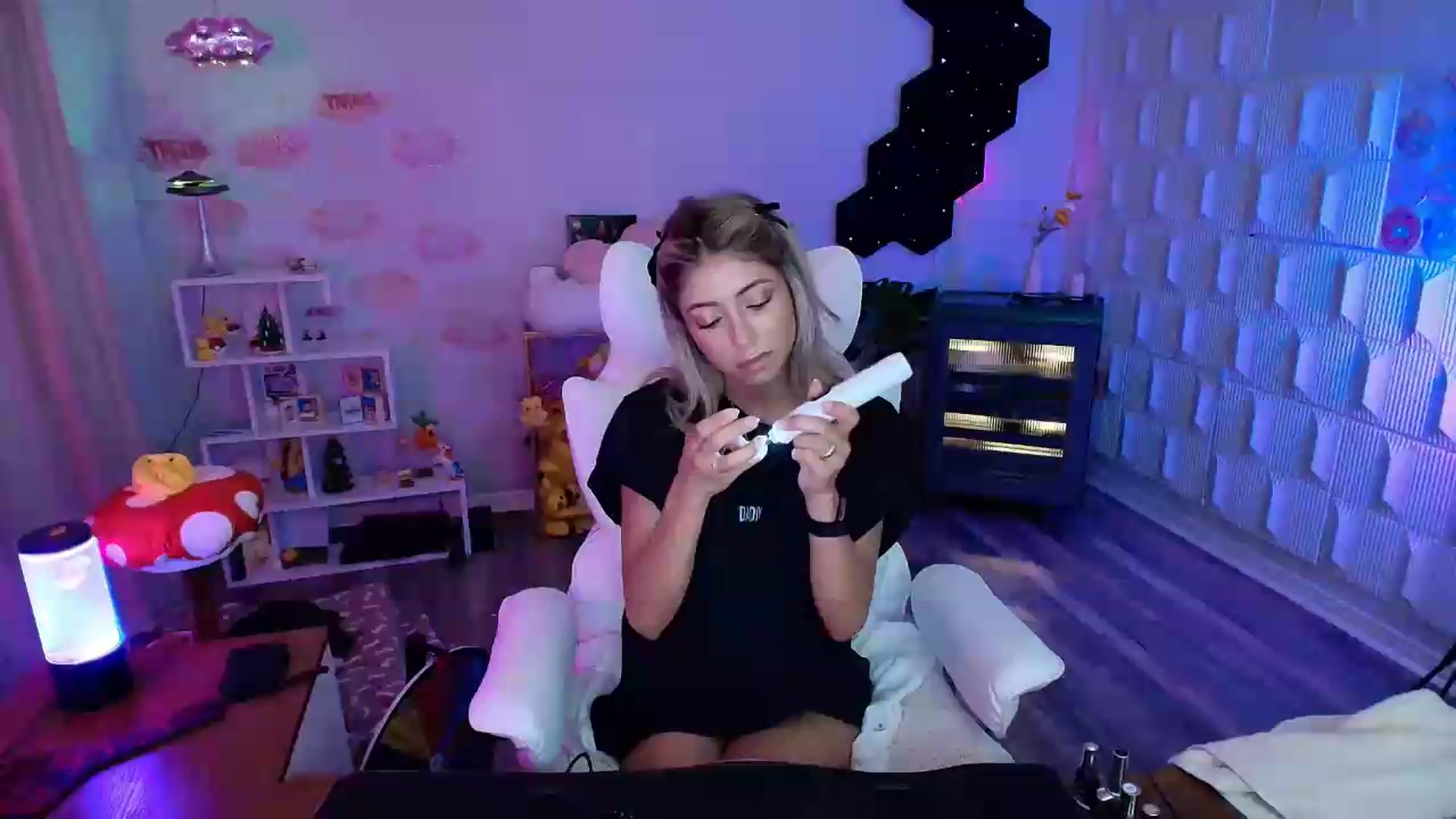 Gallery image thumbnail from kaydolll's myfreecams stream on, 08/08/2026, 07:40 image 12 of 20