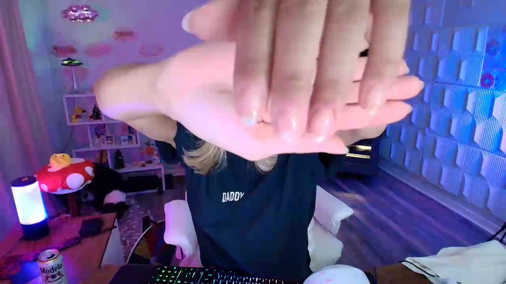 Gallery image thumbnail from kaydolll's myfreecams stream on, 08/08/2026, 07:40 image 17 of 20